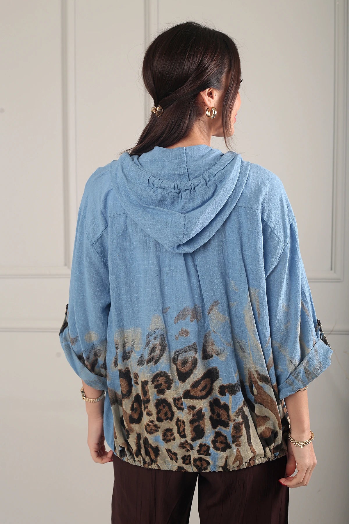 Image of Kadın Kapüşonlu Düğmeli Uzun Kollu Cepli Leopar Desen İtalyan Cotton Ceket
