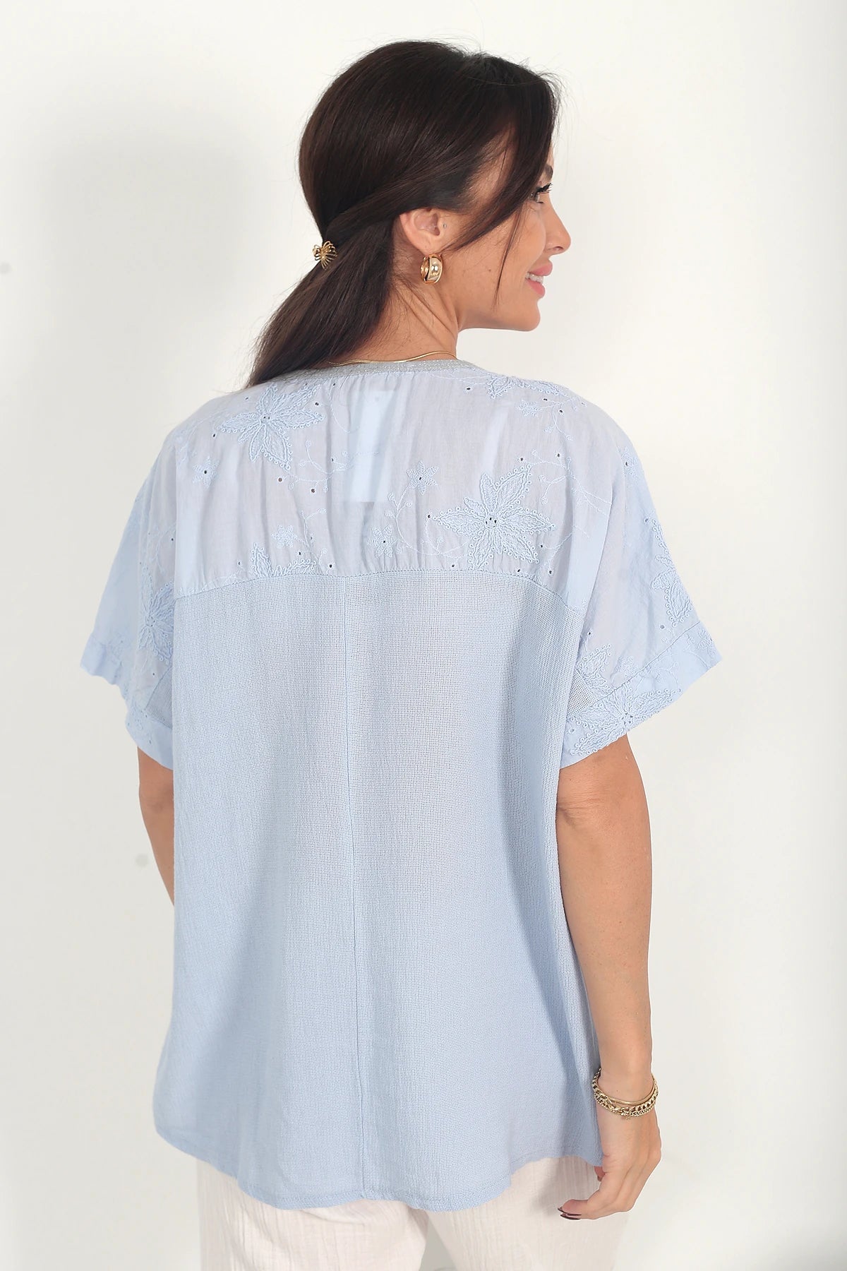 Image of Kadın İtalyan Keten Zınmbalı V Yaka Tek Cepli Omuzlar Nakış İşlemeli Oversize Cotton Bluz