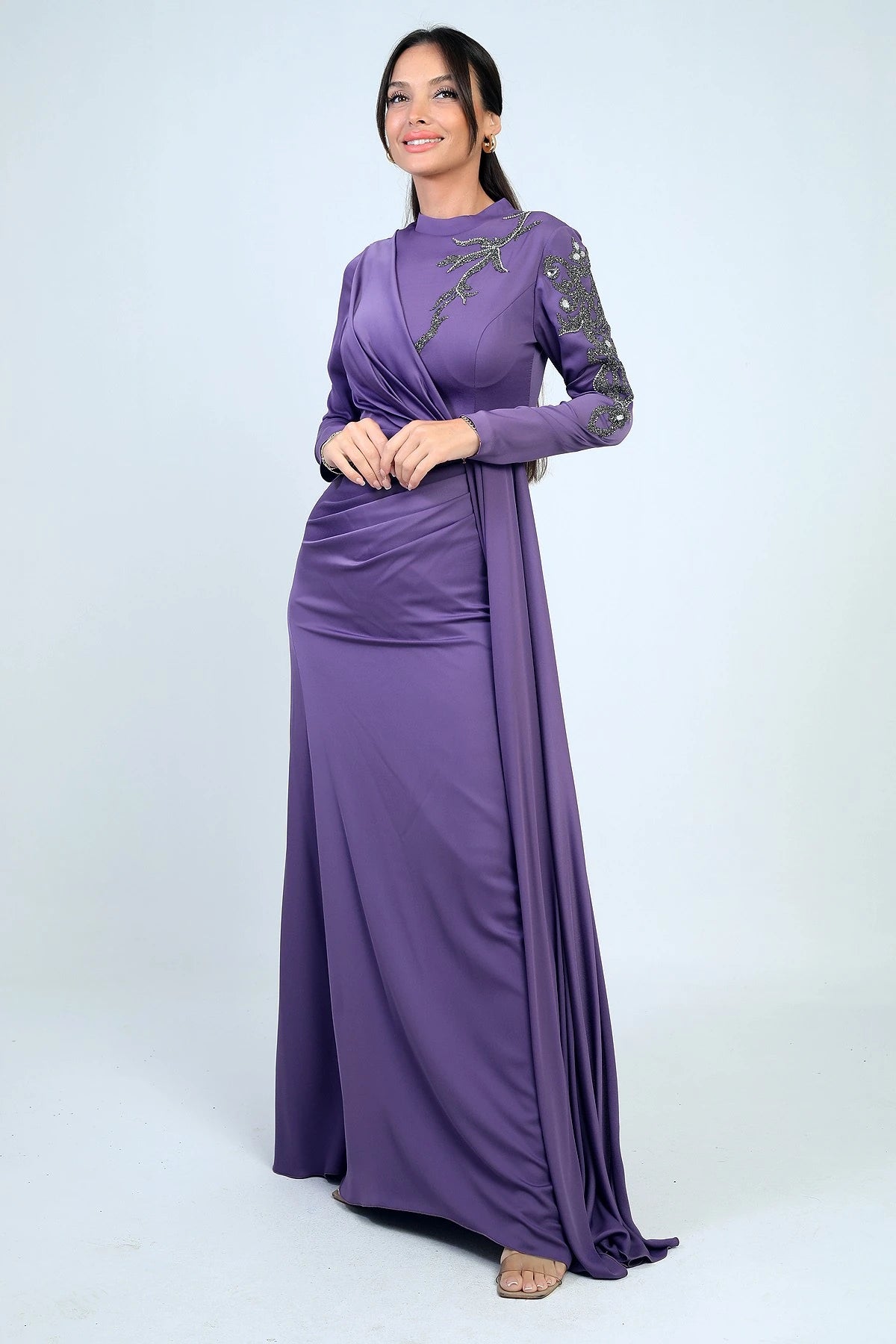 Image of Rochie hijab din crep satinat, cu imprimeu de pietre, cu încrețituri în față și căptușită