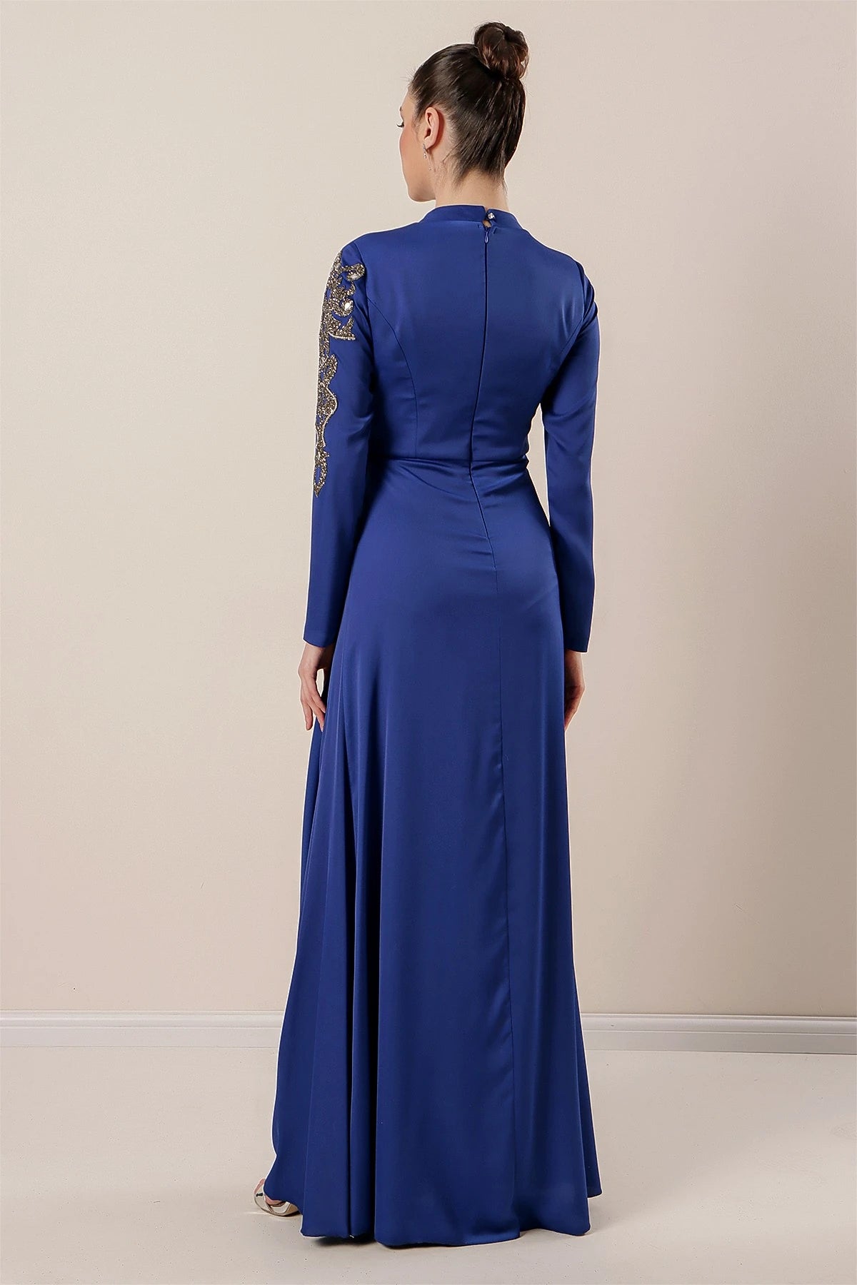 Image of Rochie hijab din crep satinat, cu imprimeu de pietre, cu încrețituri în față și căptușită