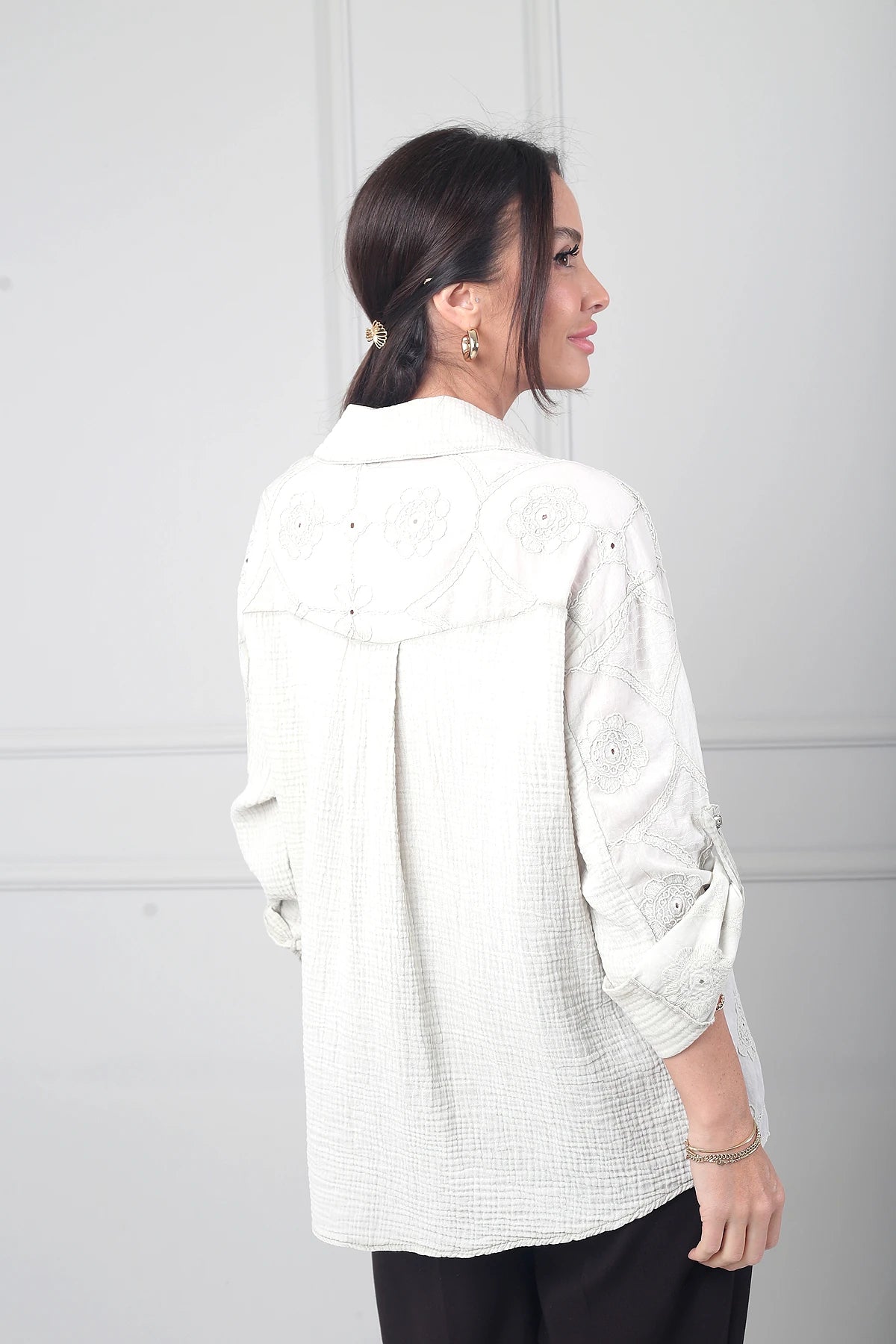 Image of Kadın İtalyan Tek Cepli Çiçek İşlemeli Cotton Gömlek