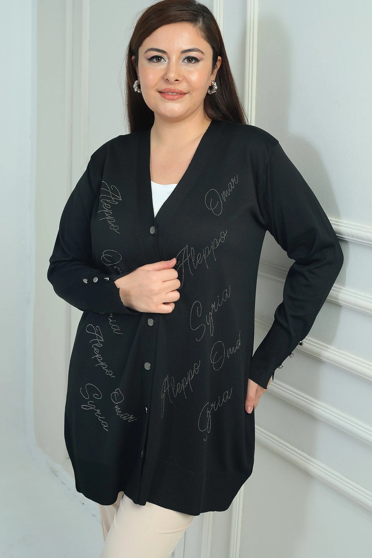 Image of Kadın Kolları Düğme Detaylı Taş Baskı Yazılı Büyük Beden Uzun Hırka