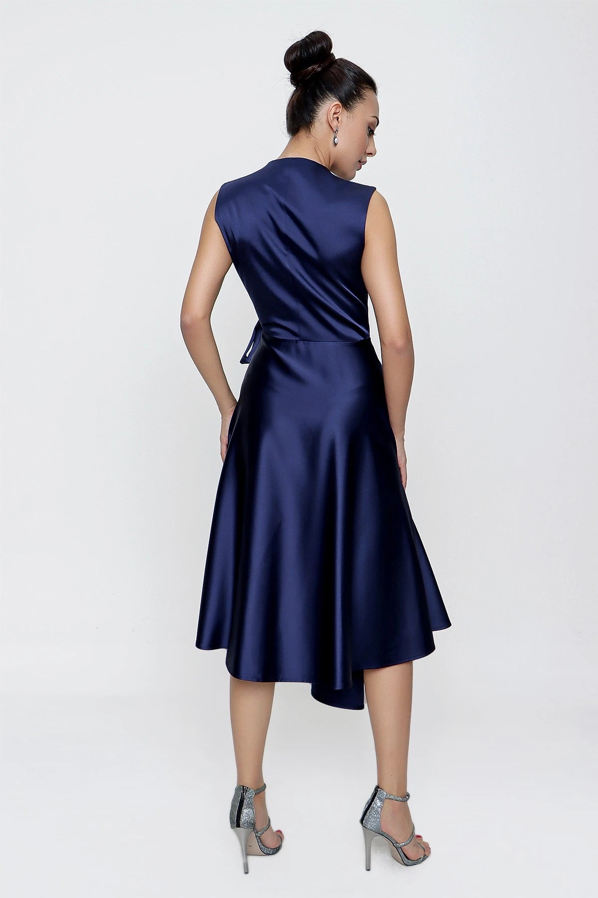 Image of Rochie din satin cu decolteu înfășurat și șireturi
