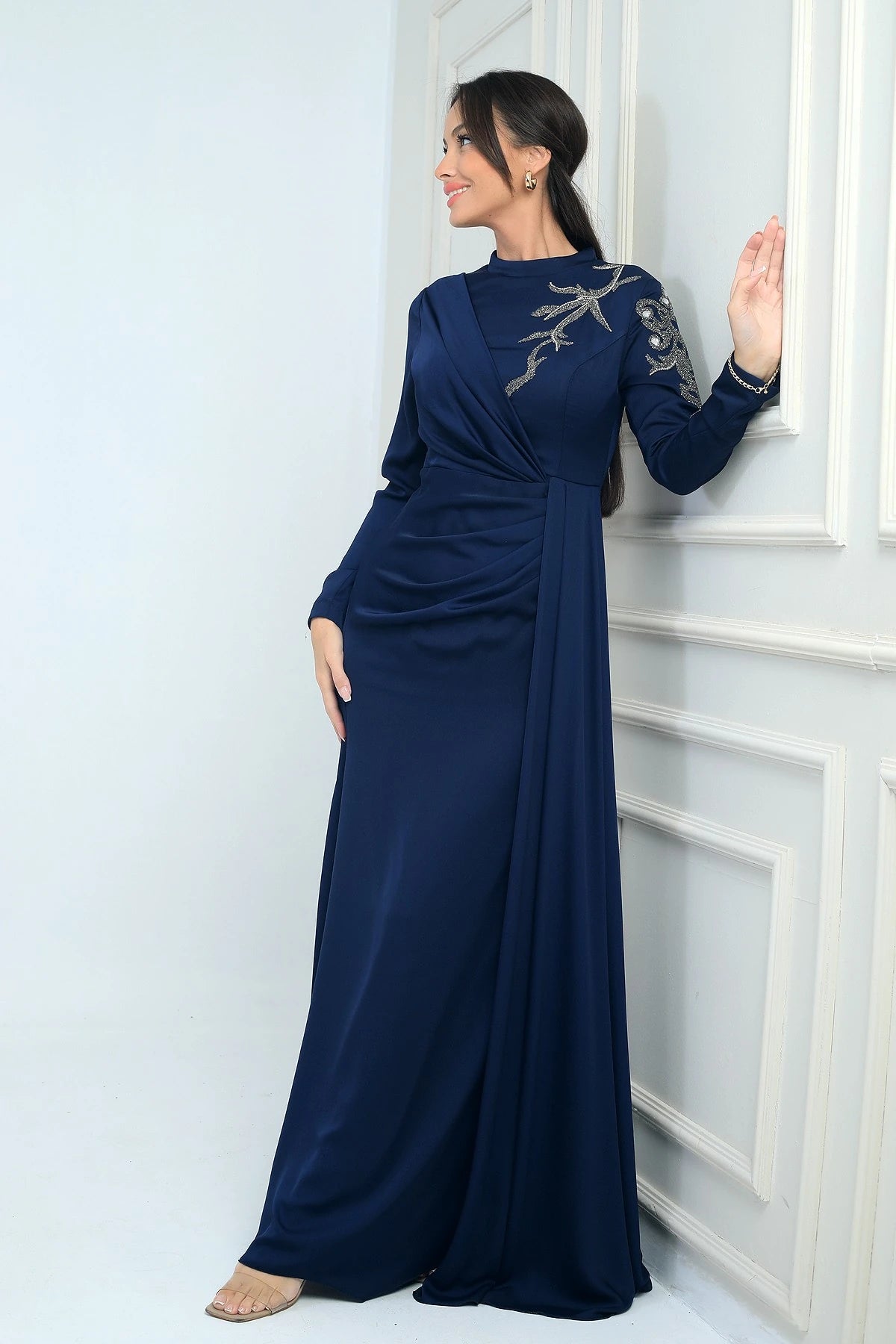 Image of Rochie hijab din crep satinat, cu imprimeu de pietre, cu încrețituri în față și căptușită