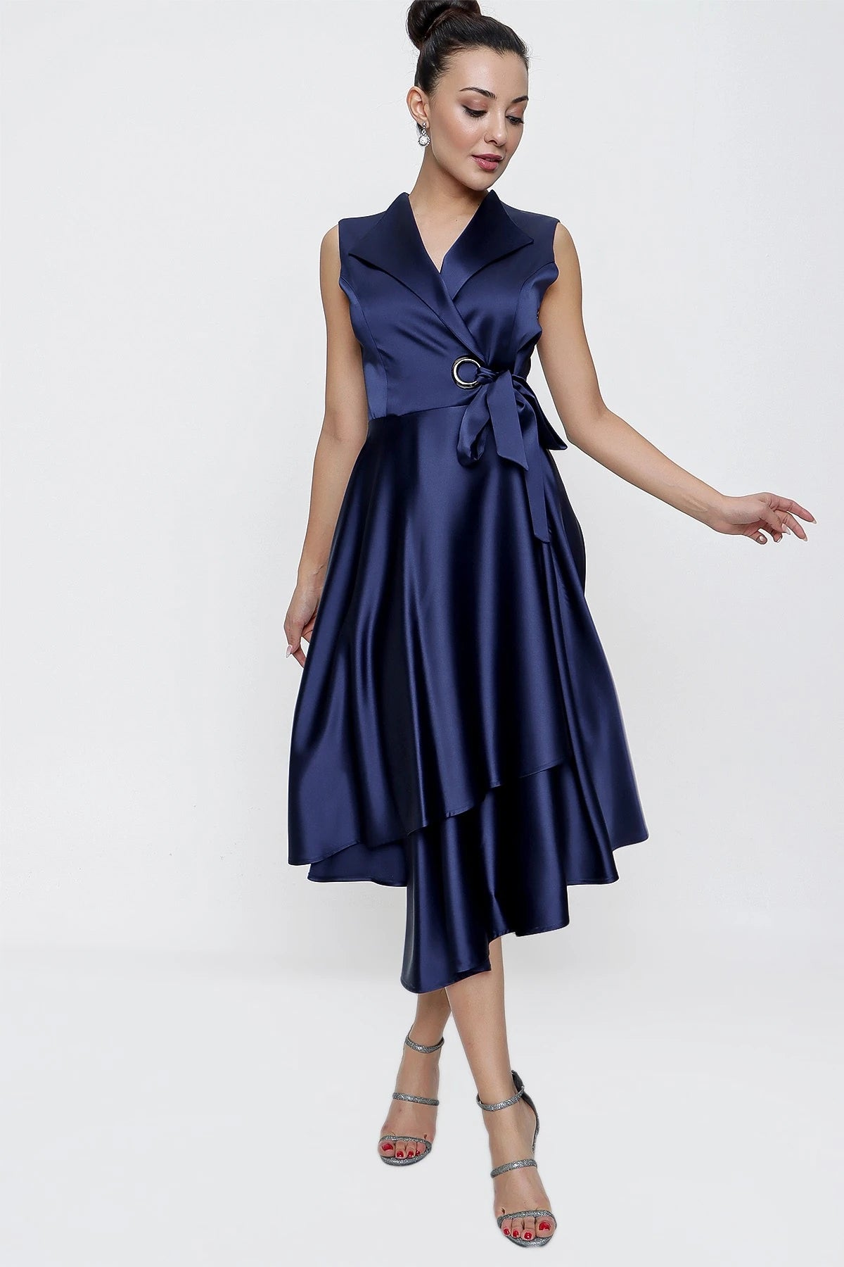 Image of Rochie din satin cu decolteu înfășurat și șireturi