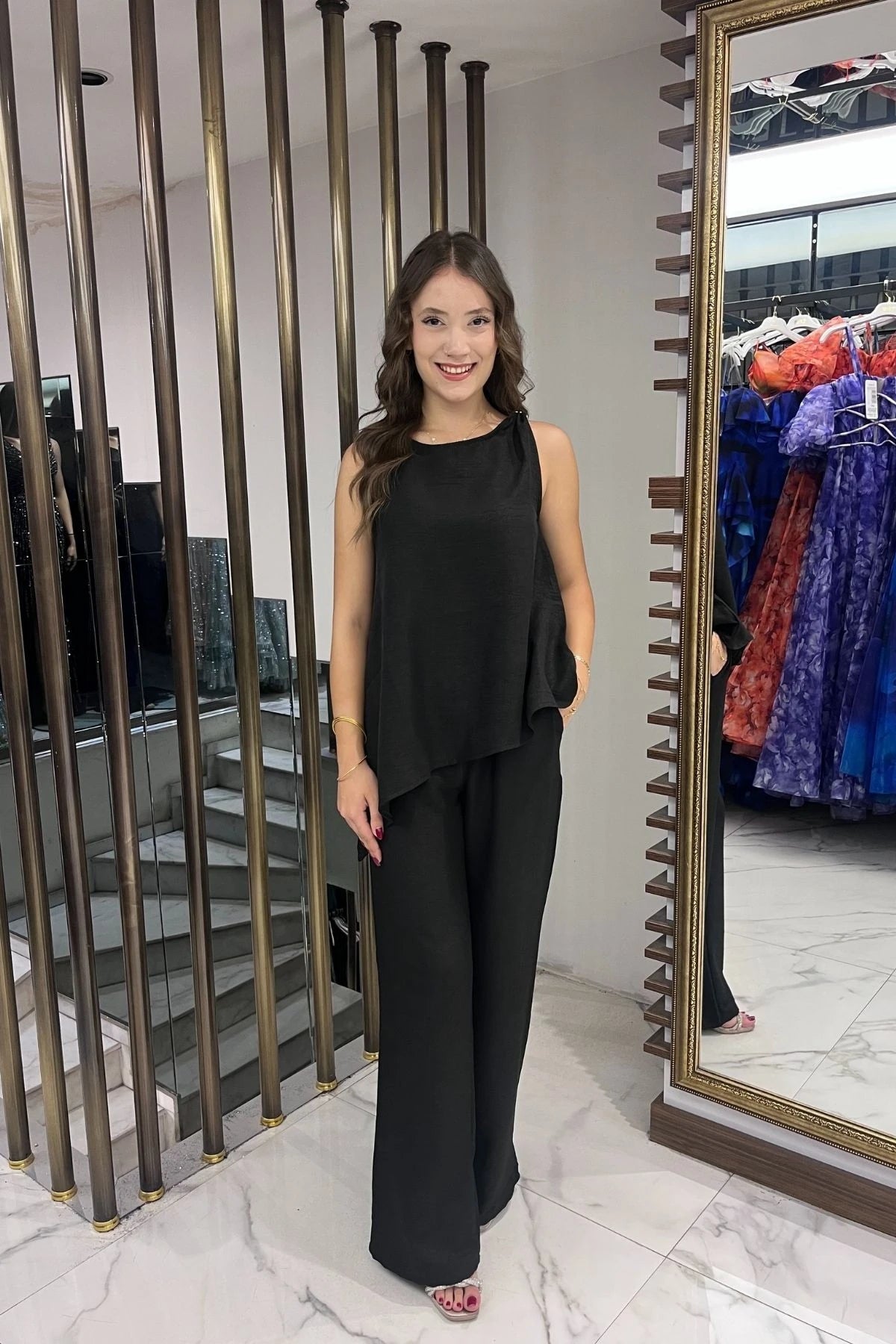 Image of Set de două piese din in pentru femei: bluză asimetrică cu fustă cu cataramă, talie elastică și pantaloni Palazzo cu buzunare.