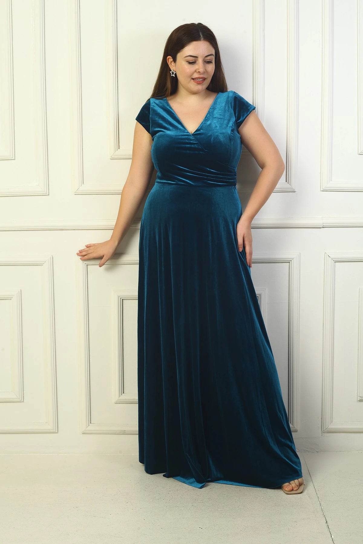 Image of Rochie lungă din catifea pentru femei, mărime plus, cu decolteu în V în față și în spate, încrețituri laterale și mâneci în formă de semilună
