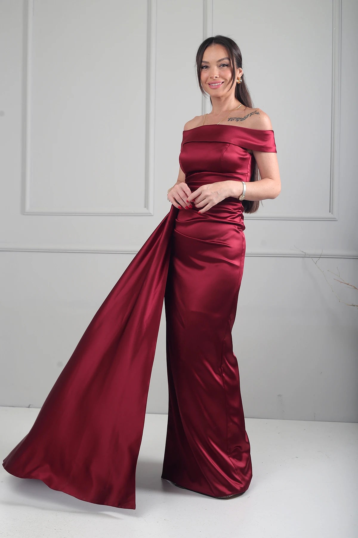 Image of Rochie lungă din satin cu decolteu Madonna și crăpătură pe o singură parte