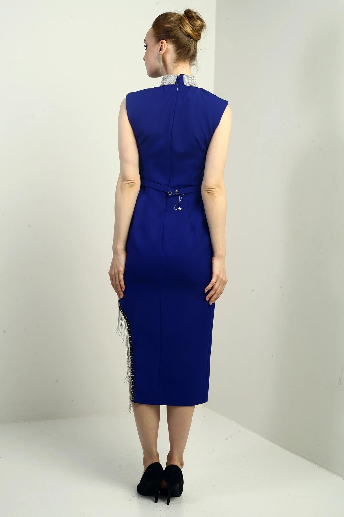 Image of Rochie midi pentru femei, cu guler mandarin, talie înaltă, cu detaliu de lanț lateral și crăpătură.