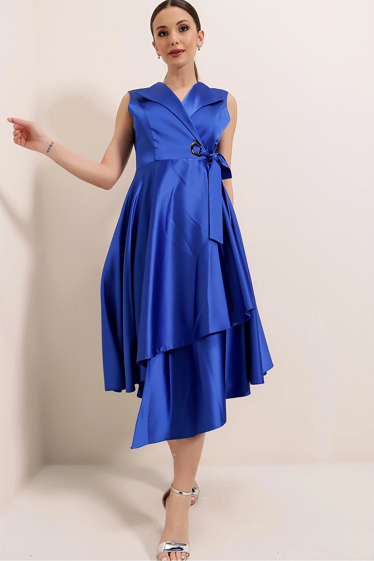 Image of Rochie din satin cu decolteu înfășurat și șireturi
