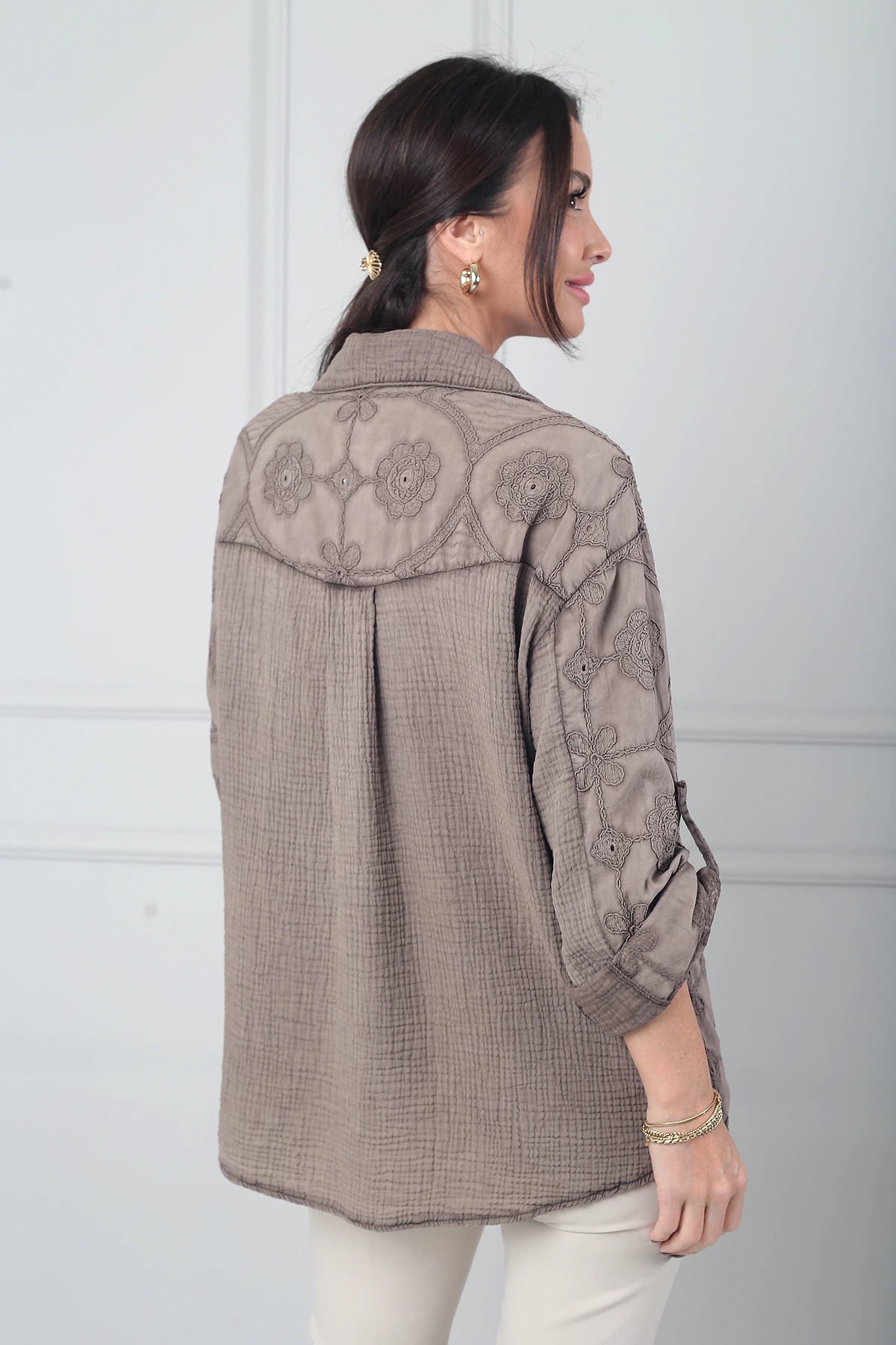Image of Kadın İtalyan Tek Cepli Çiçek İşlemeli Cotton Gömlek