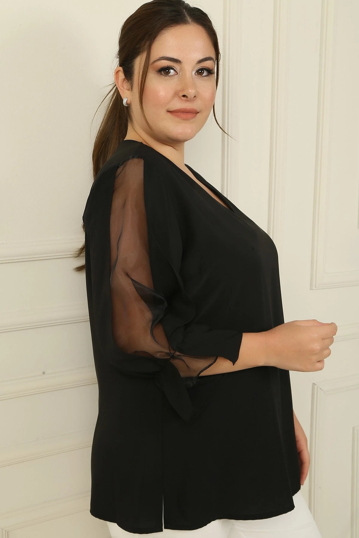 Image of Bluză BB din crep semi-organza cu decolteu în V