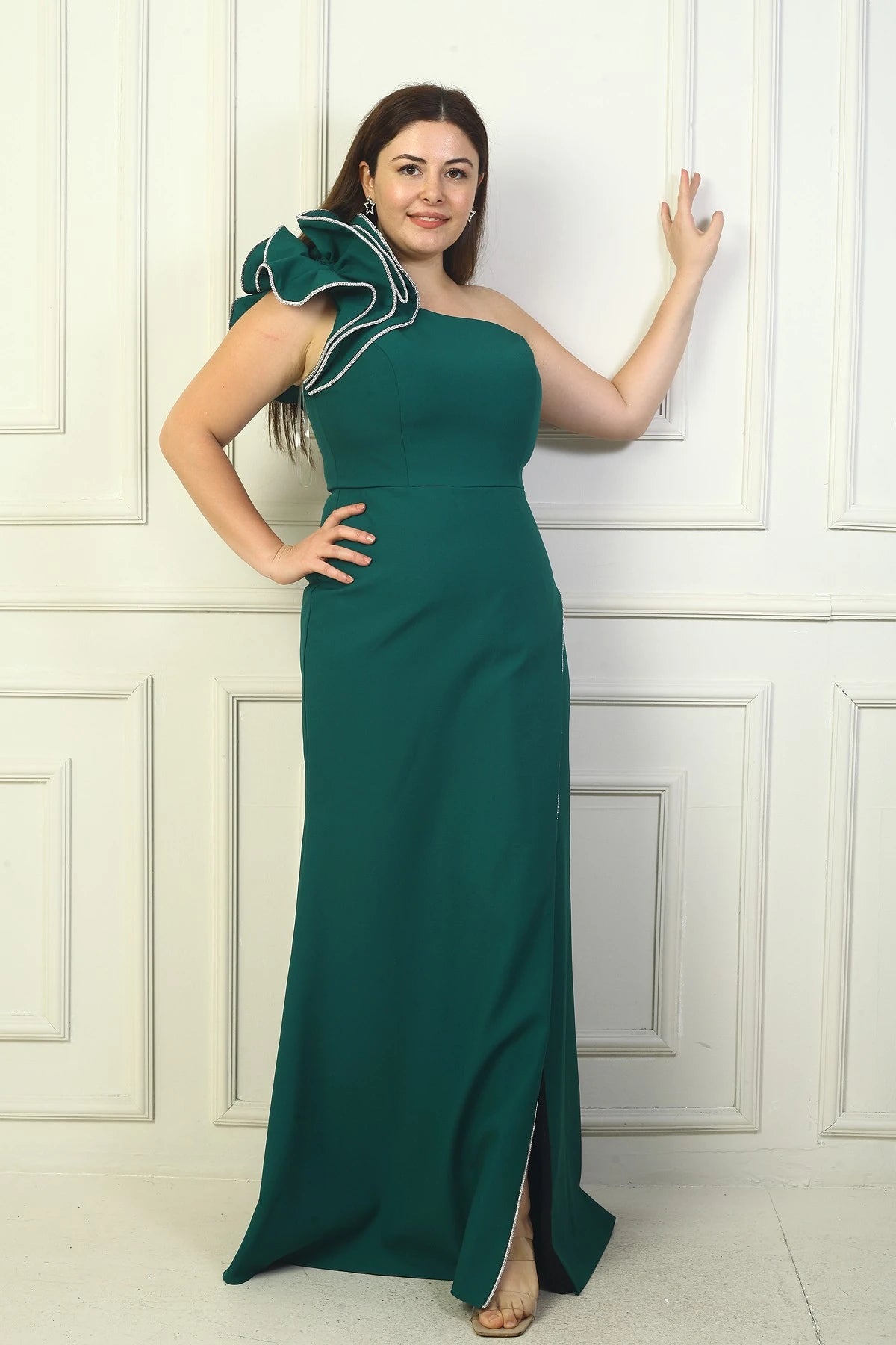 Image of Rochie sirenă din crep, cu căptușeală pe un umăr și detalii cu pietre strălucitoare