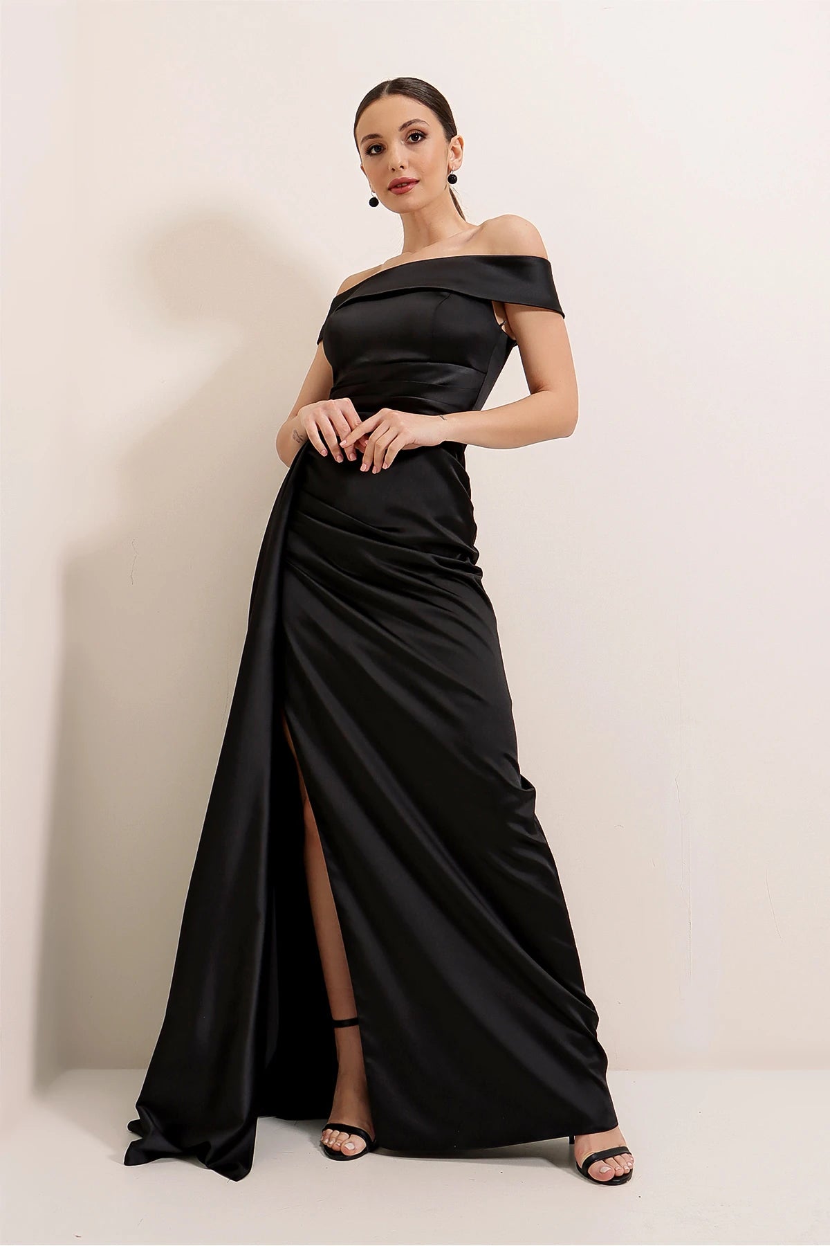 Image of Rochie lungă din satin cu decolteu Madonna și crăpătură pe o singură parte