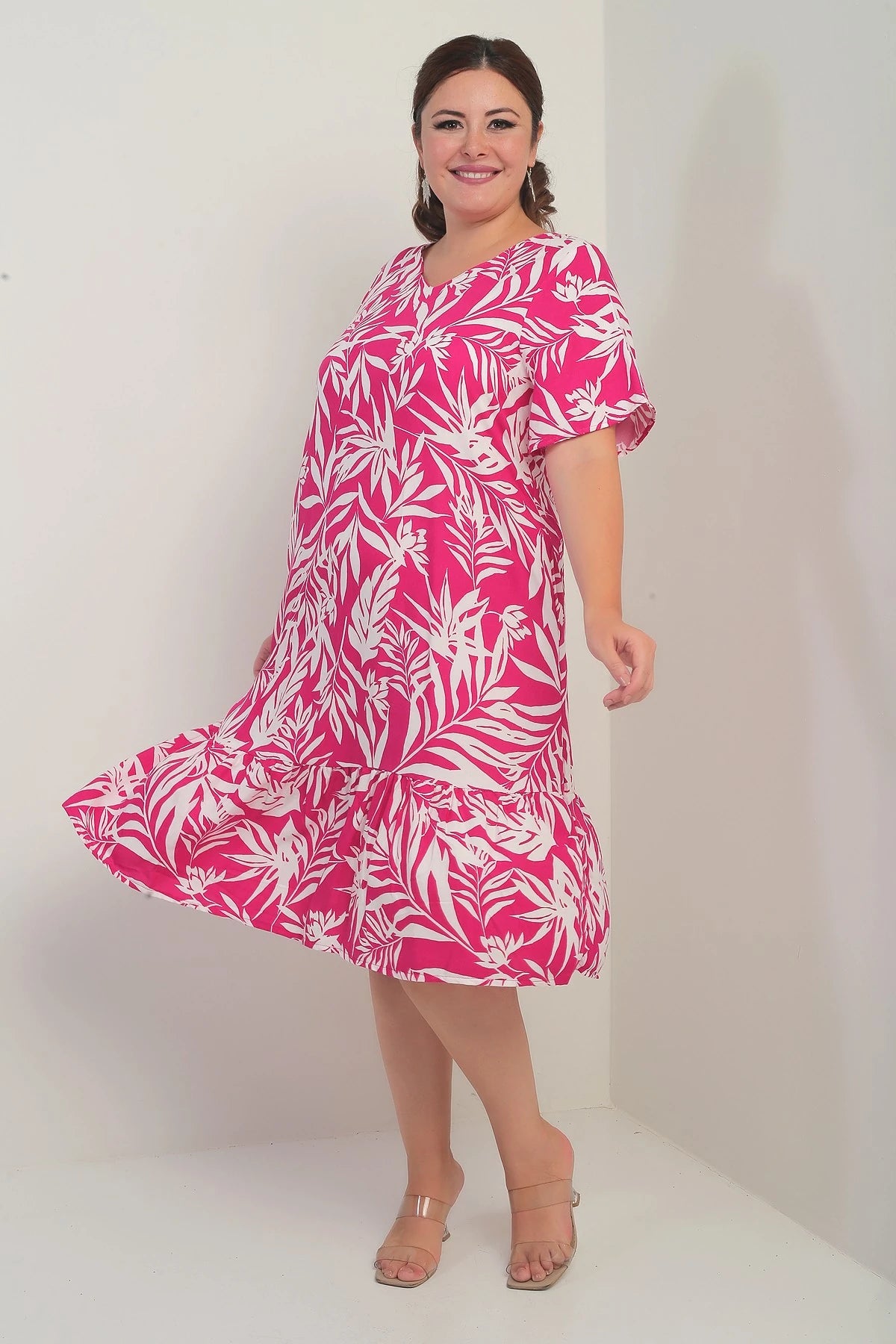 Image of Rochie de damă cu decolteu în V, model mixt de frunze, mărime plus, cu buzunare și fustă cu volane