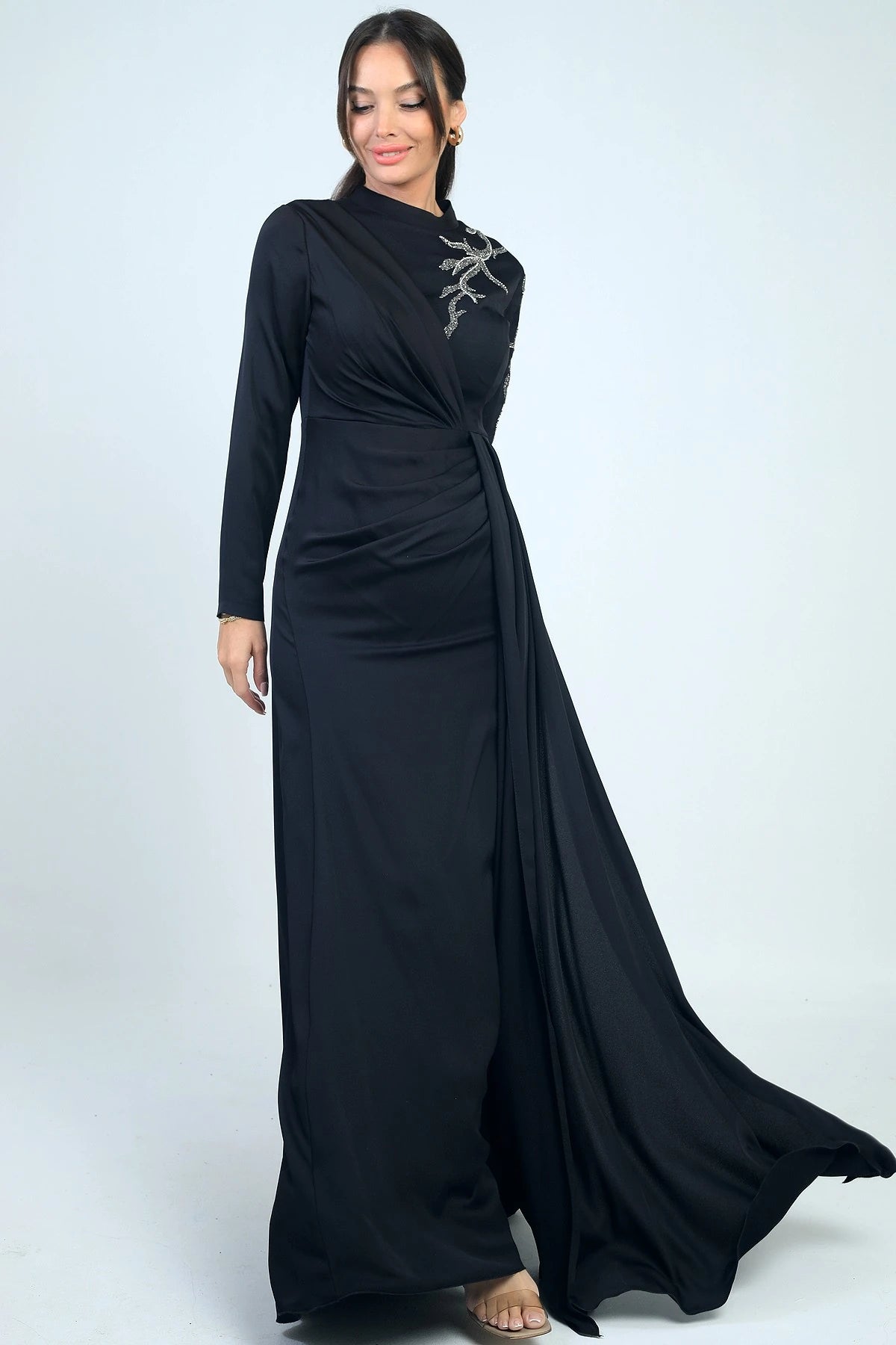 Image of Rochie hijab din crep satinat, cu imprimeu de pietre, cu încrețituri în față și căptușită