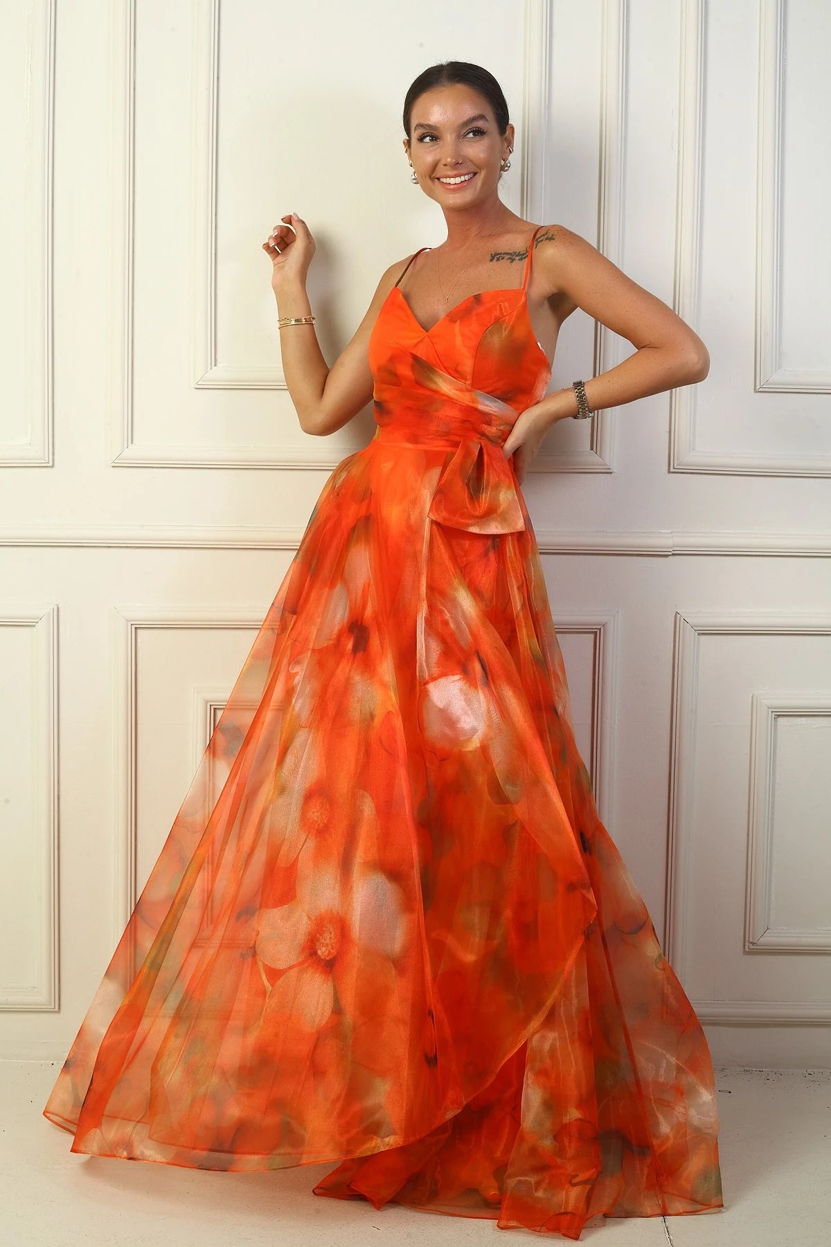 Image of Rochie lungă din organza, cu imprimeu floral și șireturi în față, cu bretele la spate