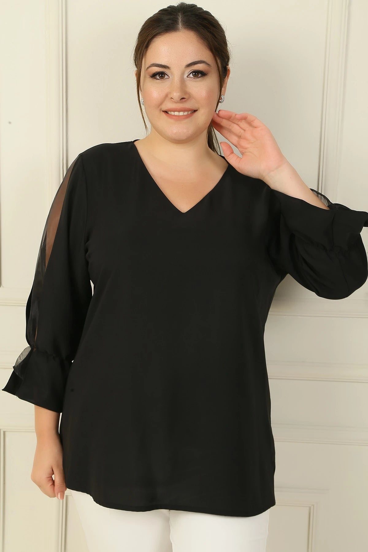 Image of Bluză BB din crep semi-organza cu decolteu în V