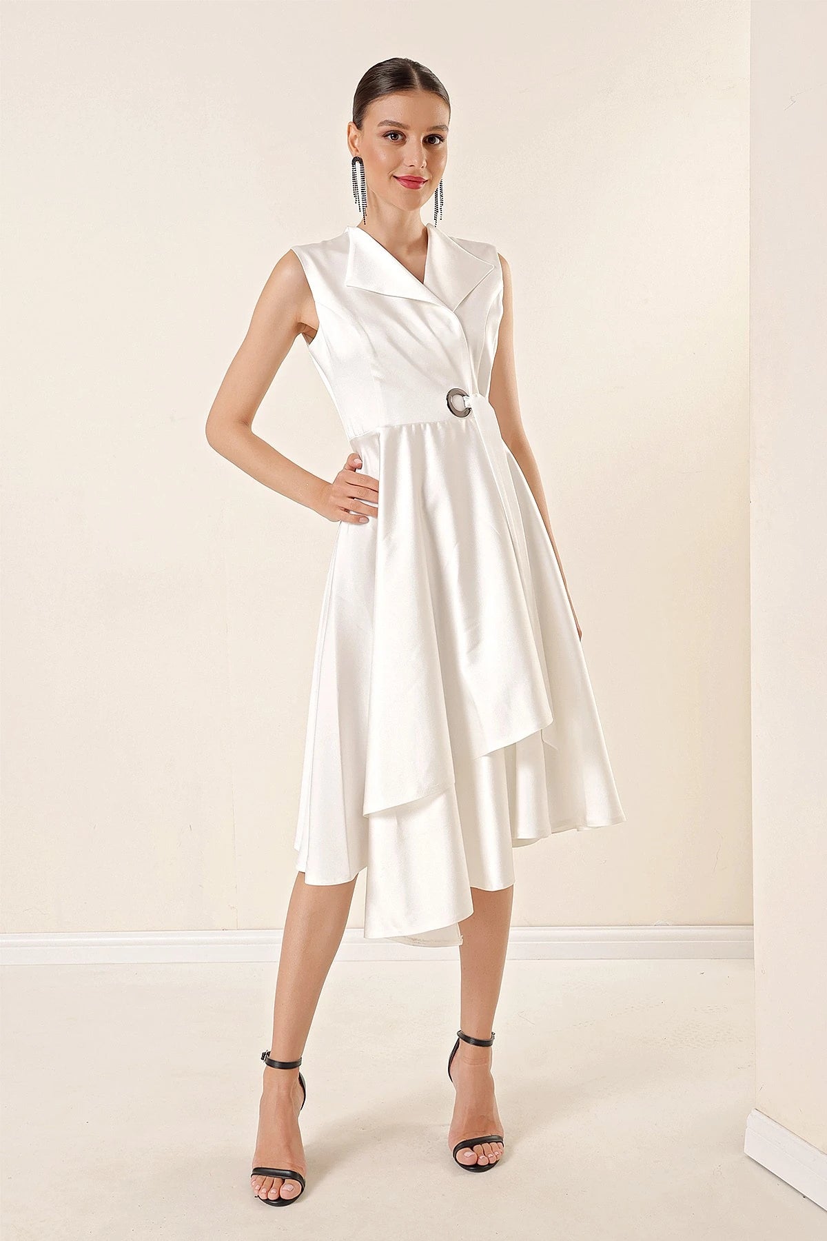 Image of Rochie din satin cu decolteu înfășurat și șireturi