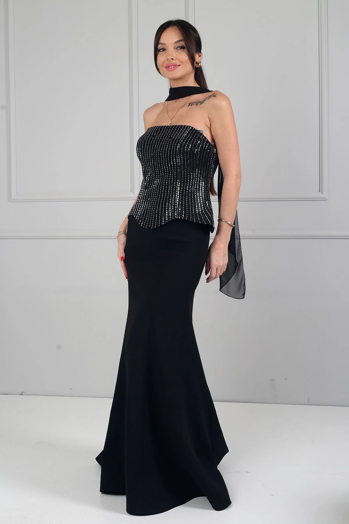 Image of Rochie de sirenă din crep cu decolteu fără bretele, cu armătură, decorațiuni cu pietre și căptușeală