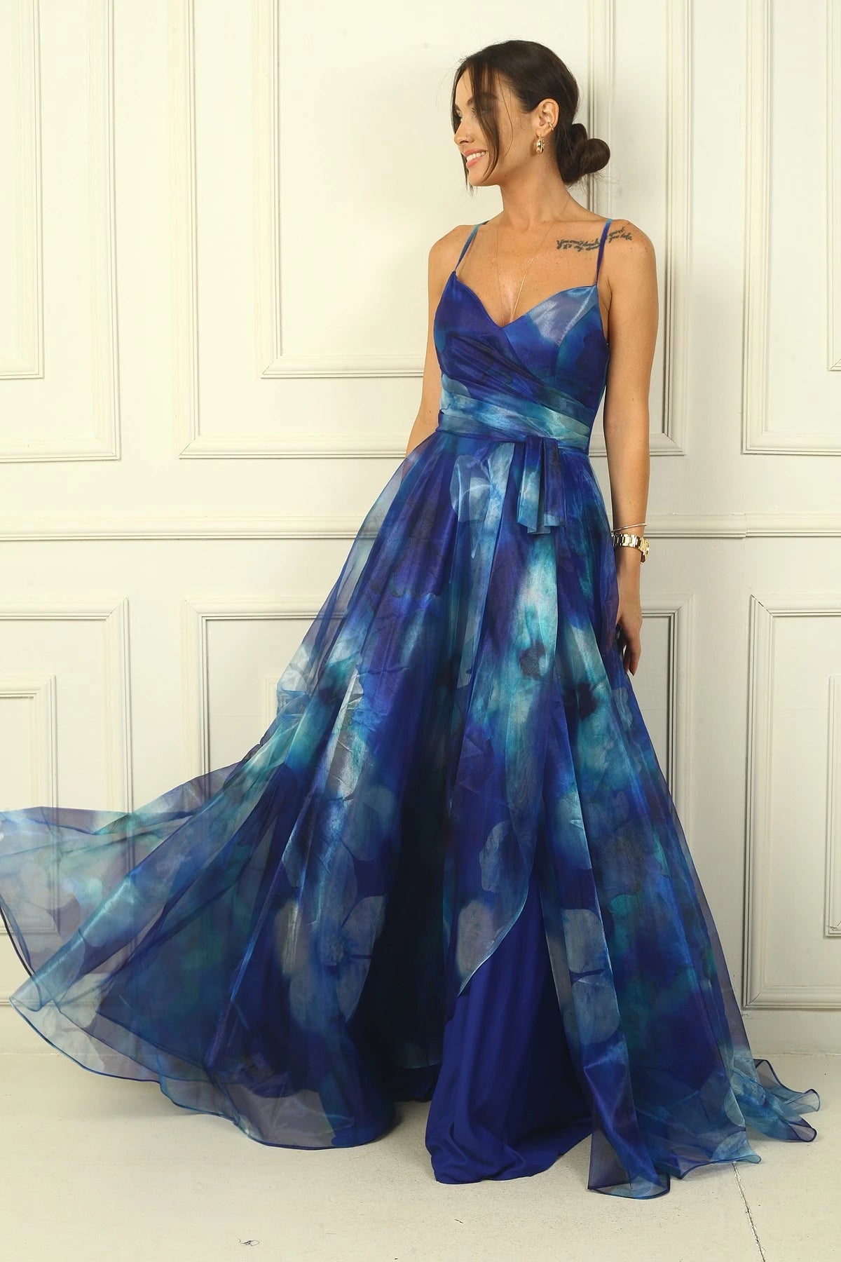 Image of Rochie lungă din organza, cu imprimeu floral și șireturi în față, cu bretele la spate