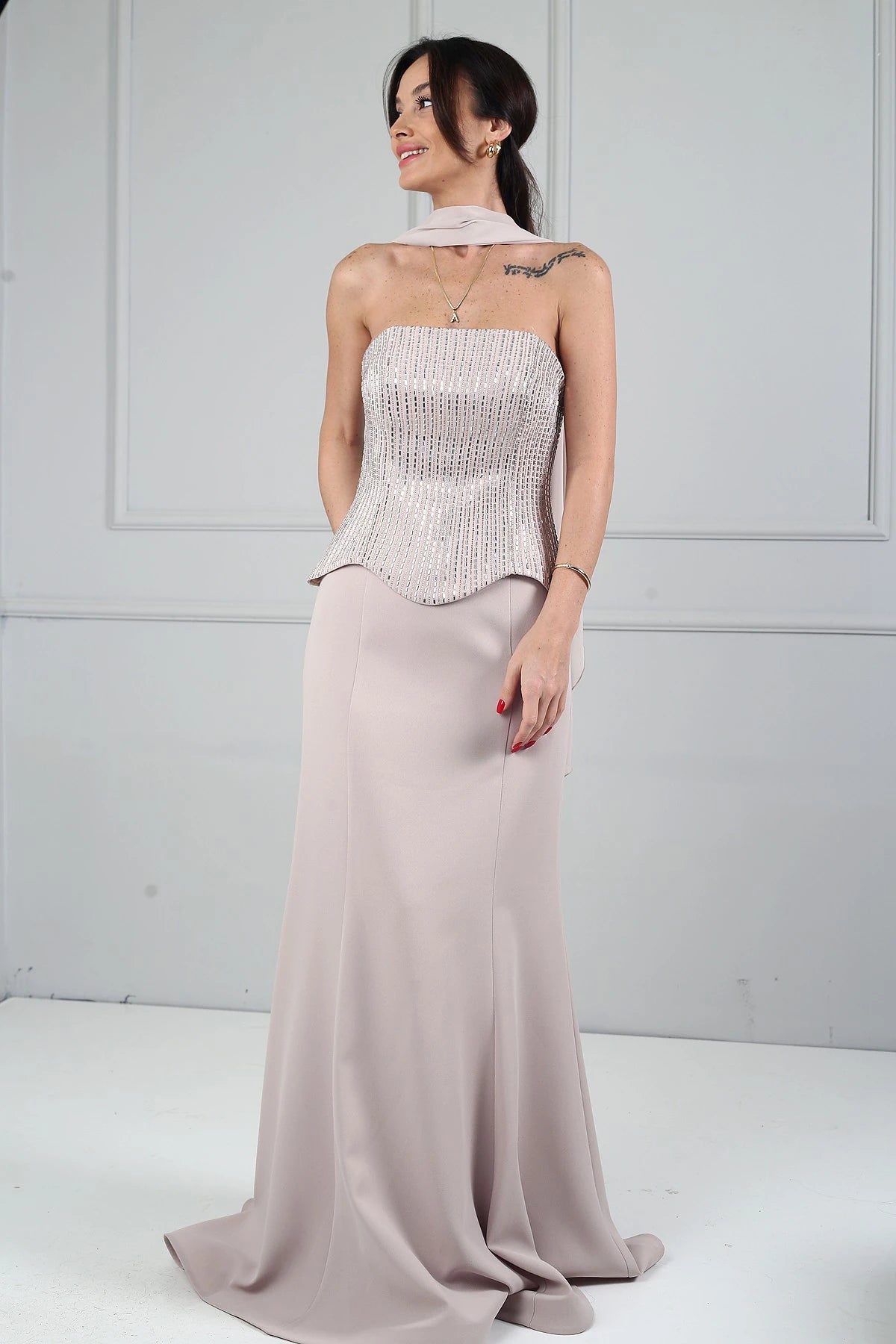 Image of Rochie de sirenă din crep cu decolteu fără bretele, cu armătură, decorațiuni cu pietre și căptușeală