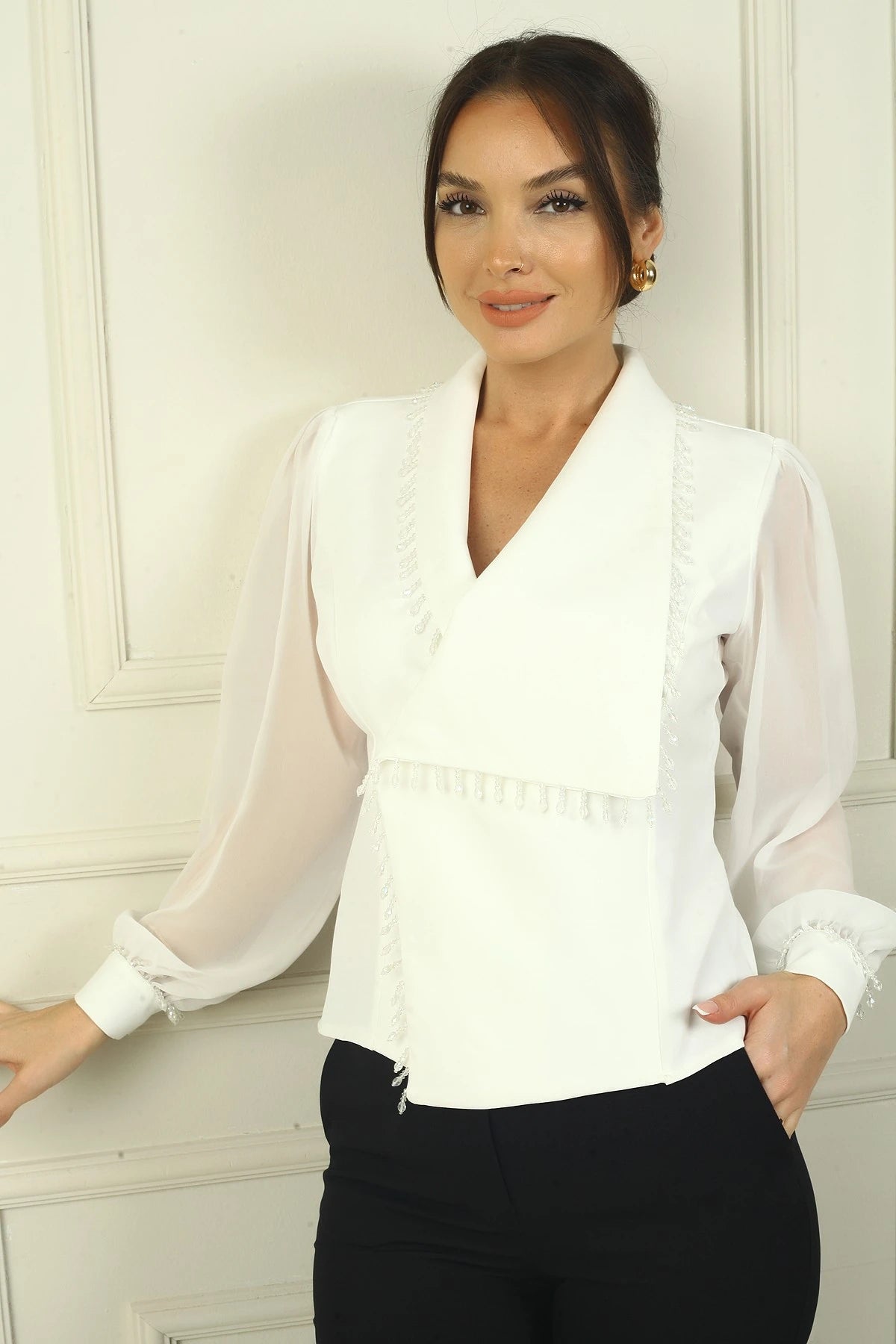 Image of Kadın Kruvaze Yaka Şifon Uzun Kollu Boncuk Detaylı Düğmeli Bluz