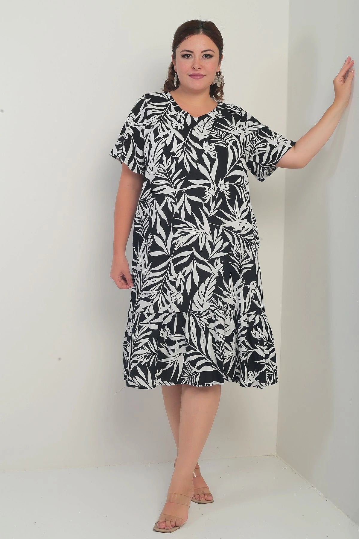 Image of Rochie de damă cu decolteu în V, model mixt de frunze, mărime plus, cu buzunare și fustă cu volane