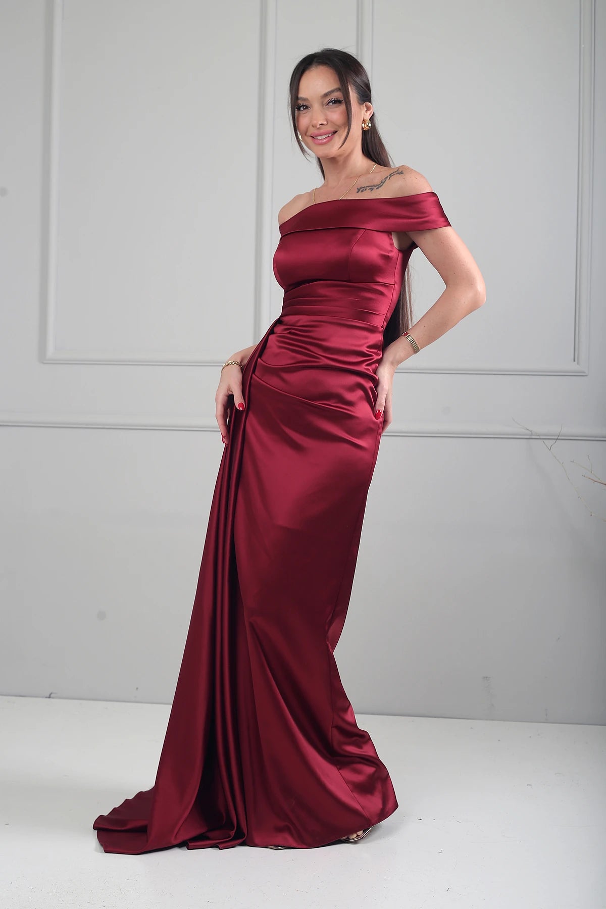 Image of Rochie lungă din satin cu decolteu Madonna și crăpătură pe o singură parte