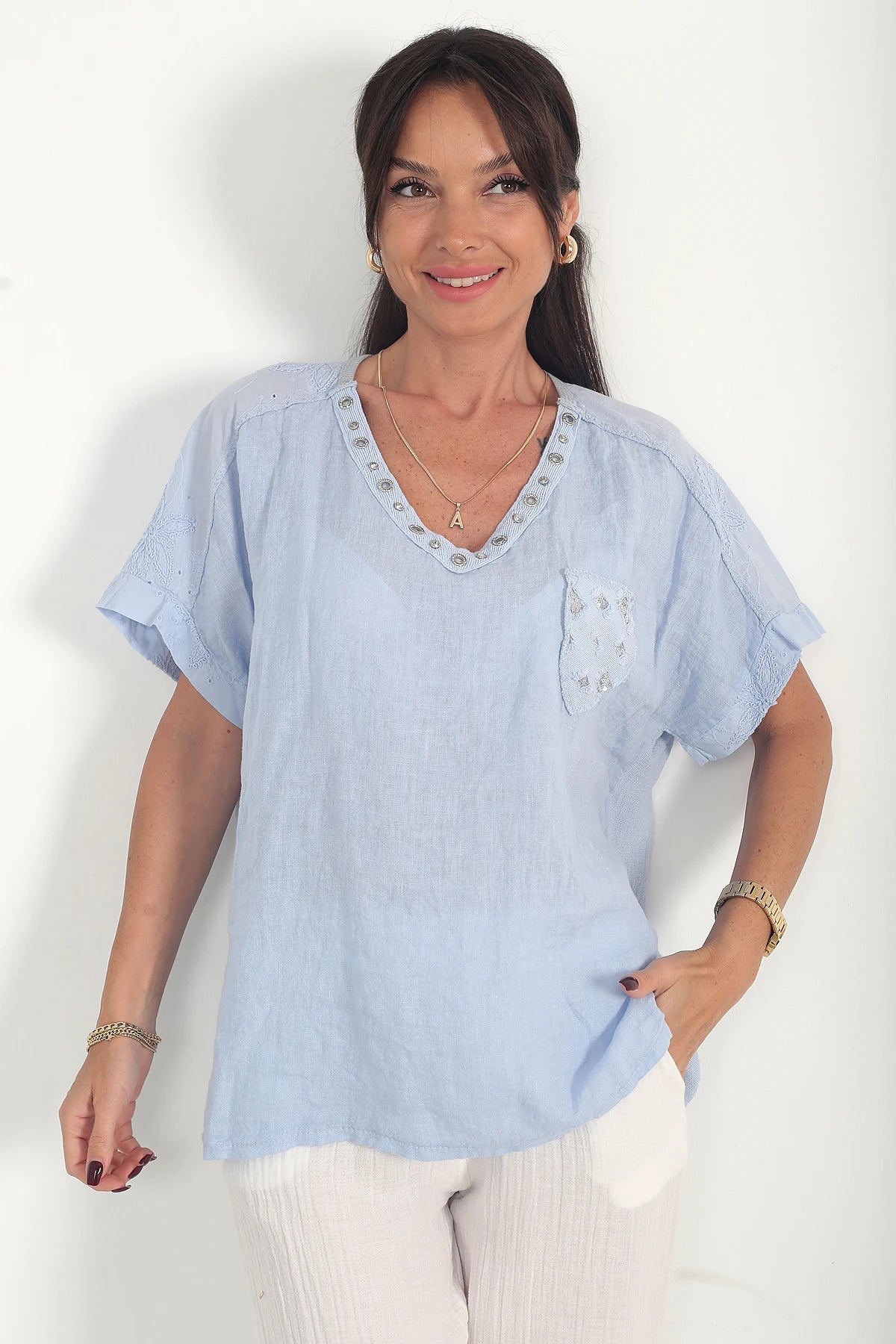 Image of Kadın İtalyan Keten Zınmbalı V Yaka Tek Cepli Omuzlar Nakış İşlemeli Oversize Cotton Bluz