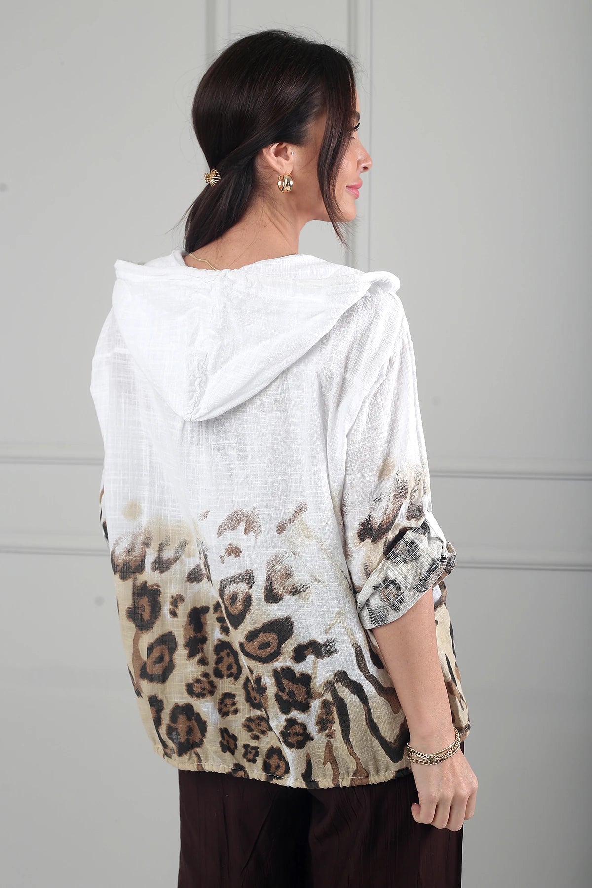 Image of Kadın Kapüşonlu Düğmeli Uzun Kollu Cepli Leopar Desen İtalyan Cotton Ceket