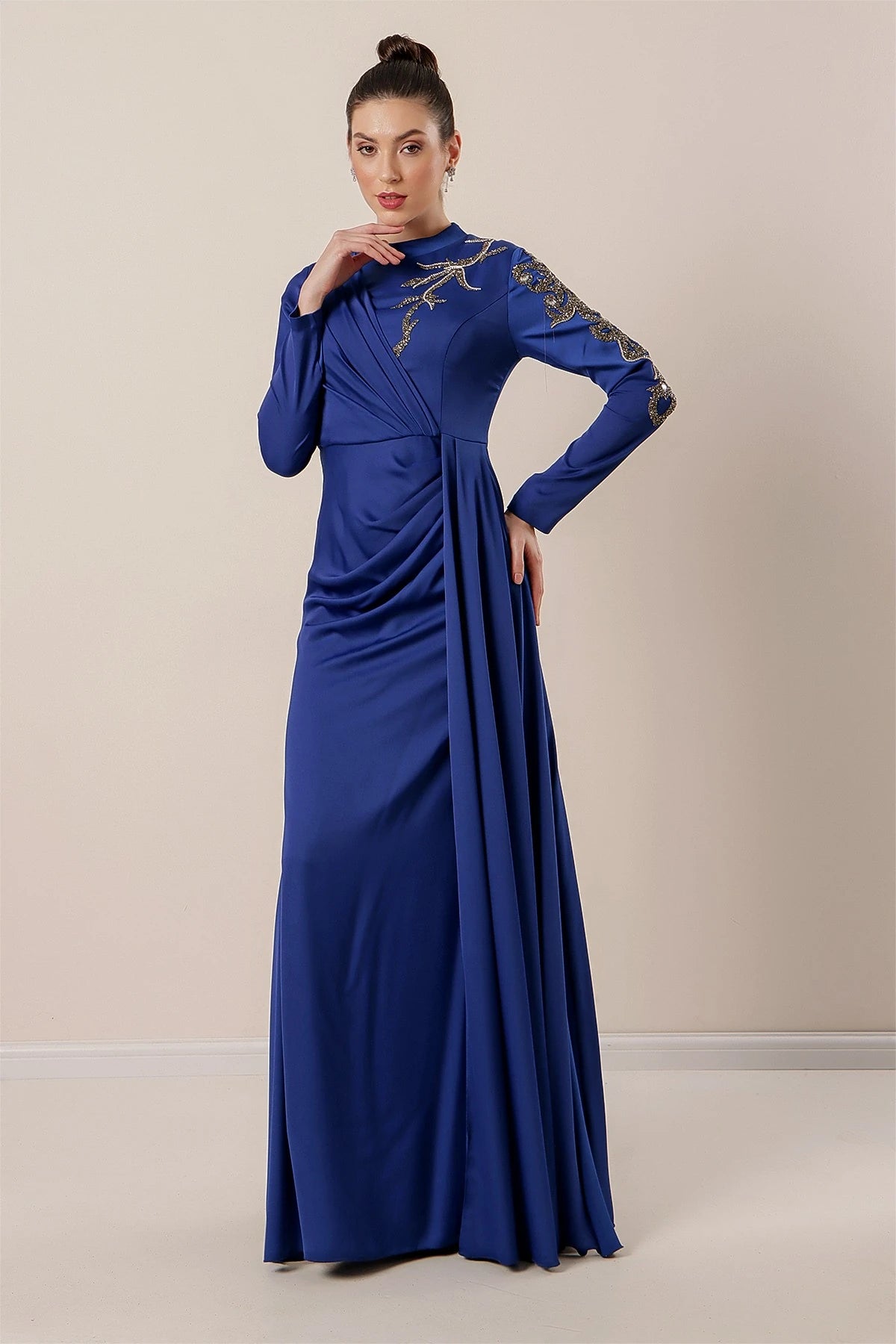 Image of Rochie hijab din crep satinat, cu imprimeu de pietre, cu încrețituri în față și căptușită