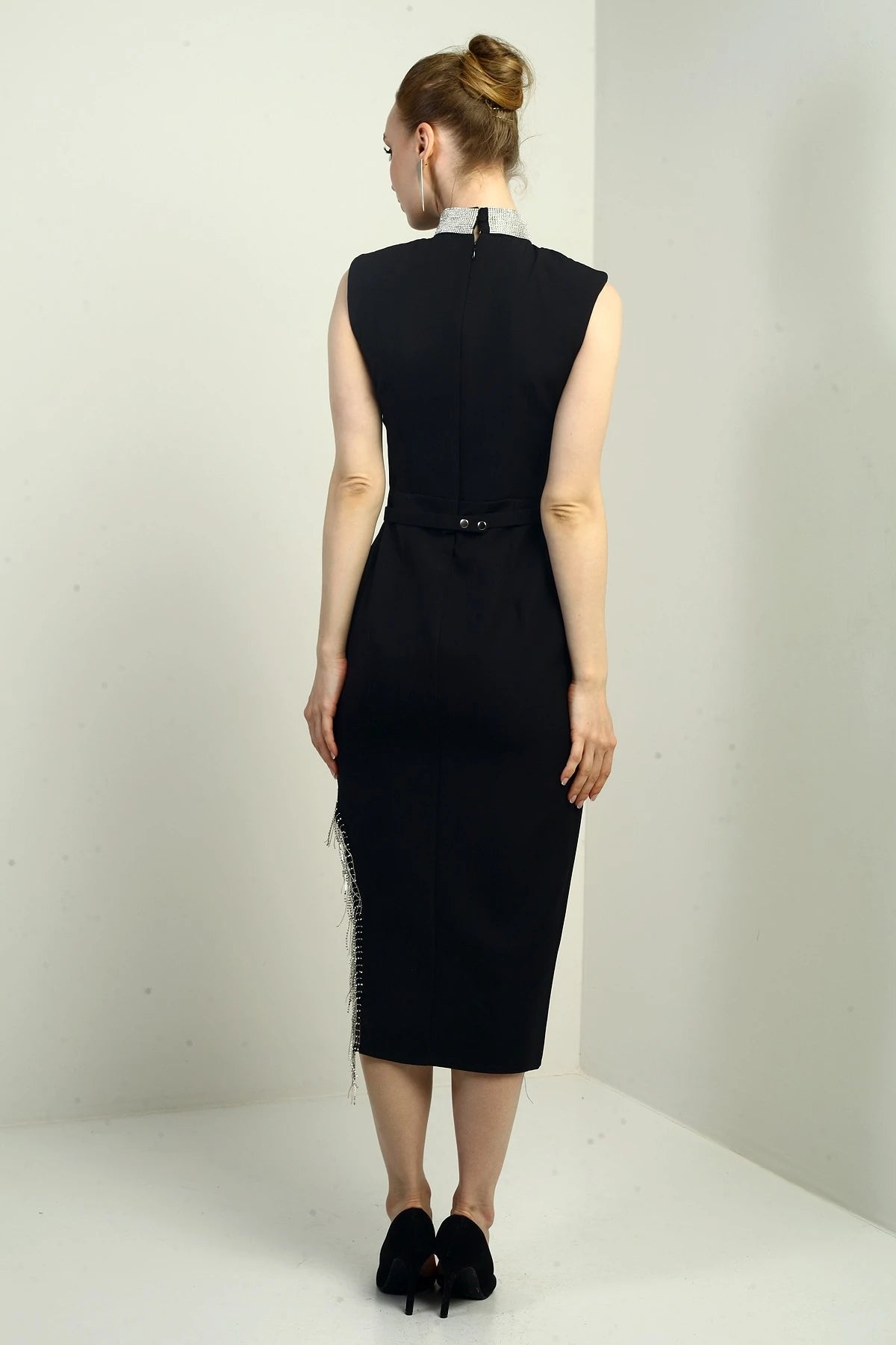 Image of Rochie midi pentru femei, cu guler mandarin, talie înaltă, cu detaliu de lanț lateral și crăpătură.