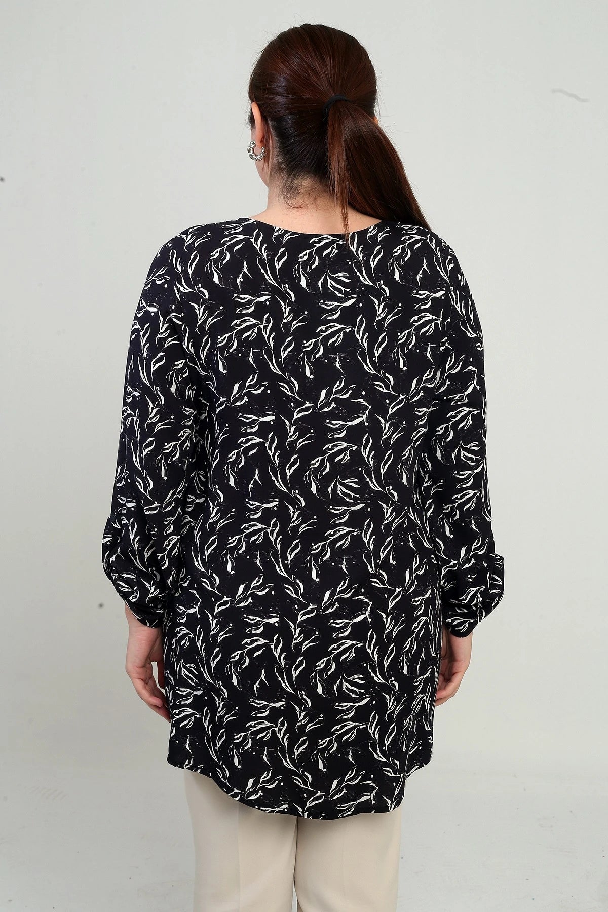 Image of Women's Crew Neck Leaf Patterned Plus Size Long Shirt with Folded Sleeves