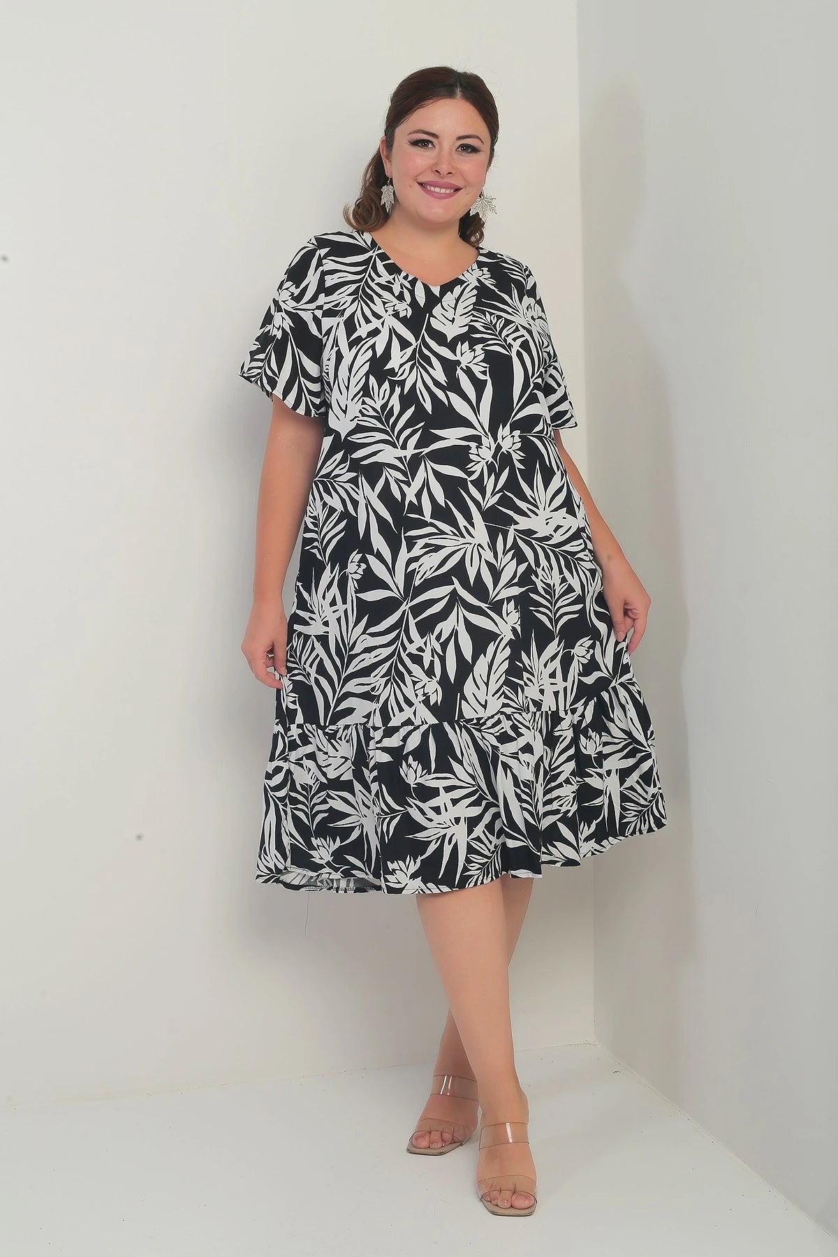 Image of Rochie de damă cu decolteu în V, model mixt de frunze, mărime plus, cu buzunare și fustă cu volane