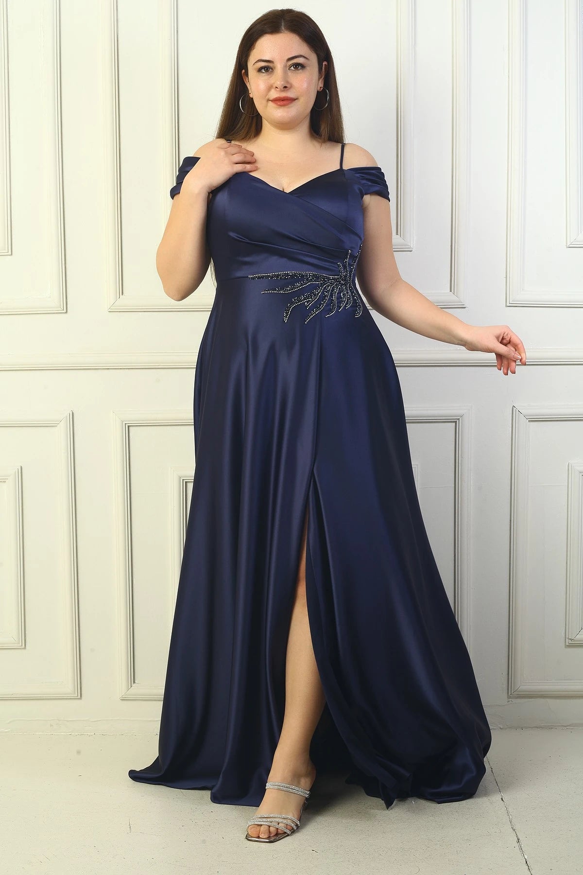Image of Rochie de seară lungă din satin pentru femei, cu decolteu în V, bretele, mâneci căzute, cu imprimeu, mărime plus