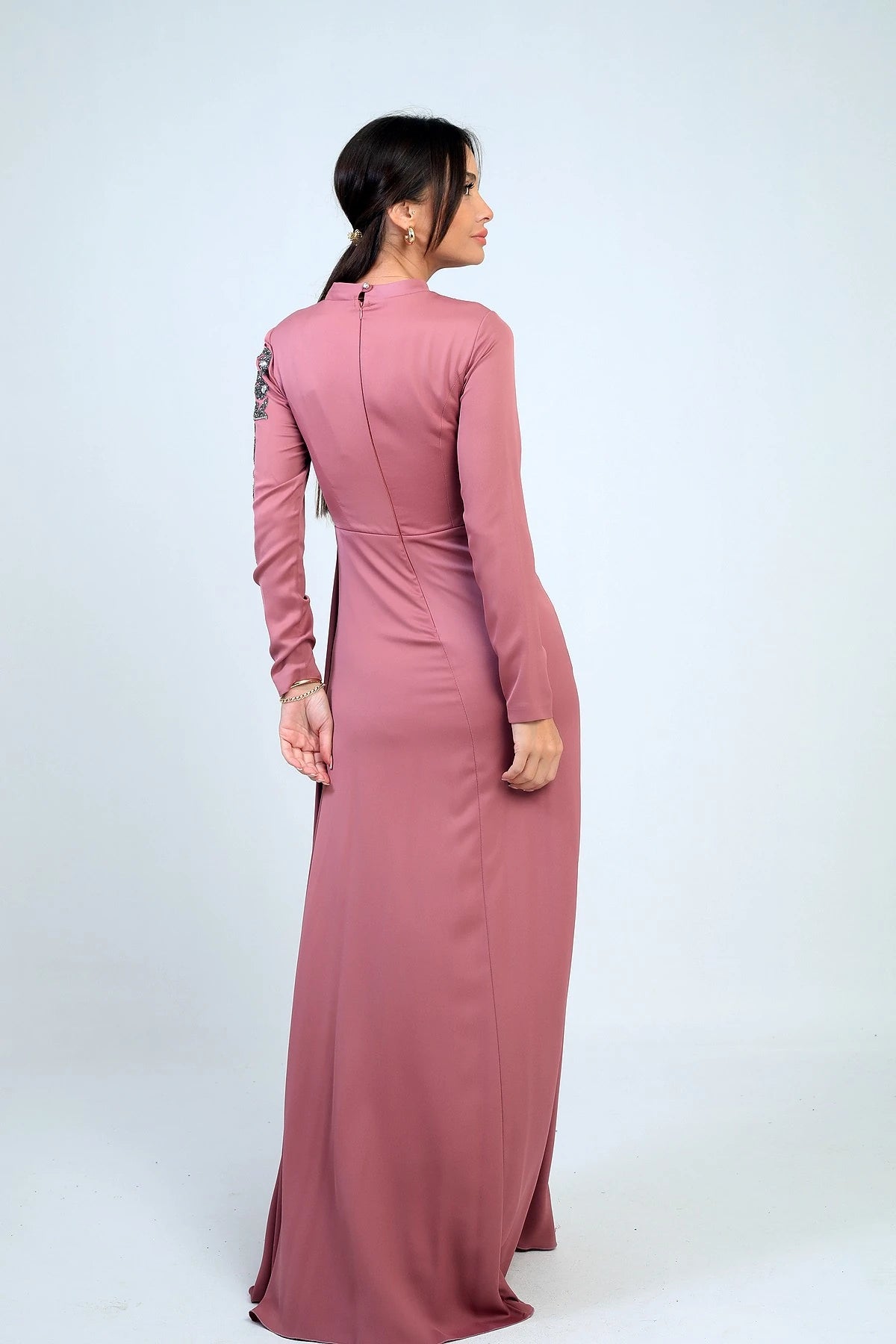 Image of Rochie hijab din crep satinat, cu imprimeu de pietre, cu încrețituri în față și căptușită