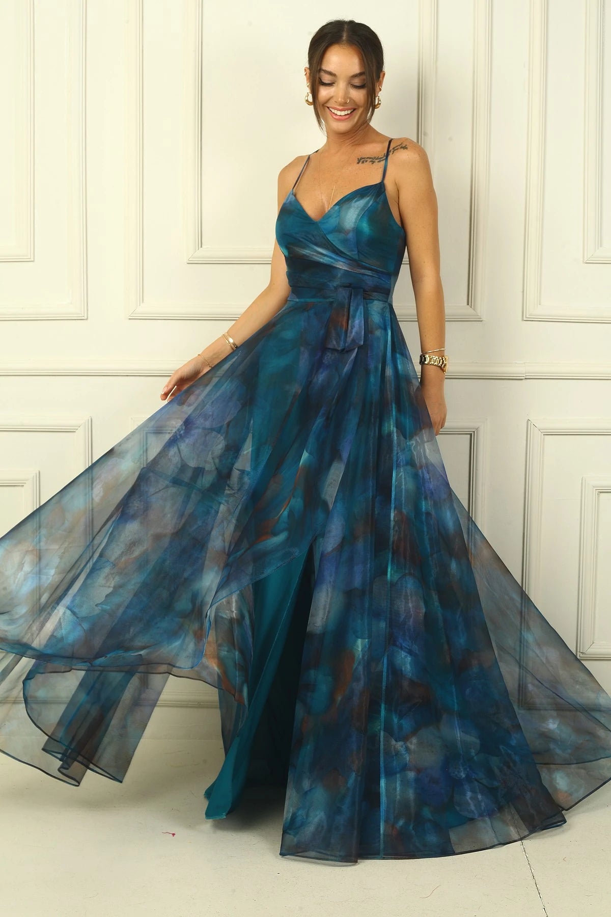 Image of Rochie lungă din organza, cu imprimeu floral și șireturi în față, cu bretele la spate