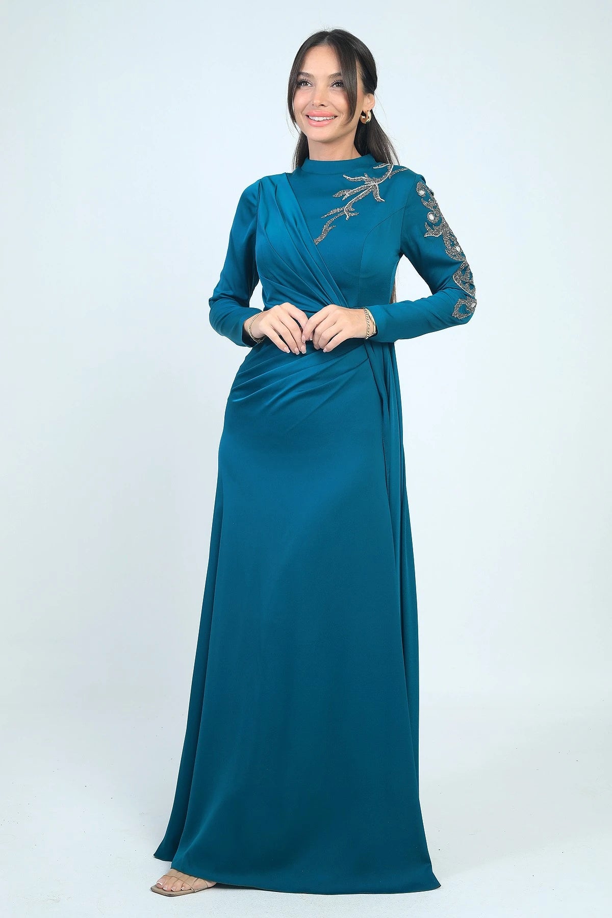 Image of Rochie hijab din crep satinat, cu imprimeu de pietre, cu încrețituri în față și căptușită