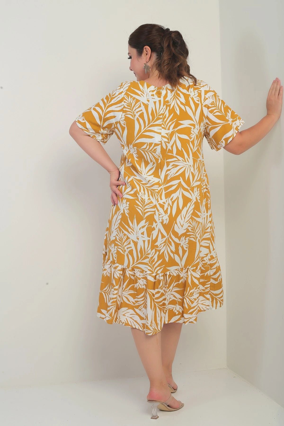 Image of Rochie de damă cu decolteu în V, model mixt de frunze, mărime plus, cu buzunare și fustă cu volane