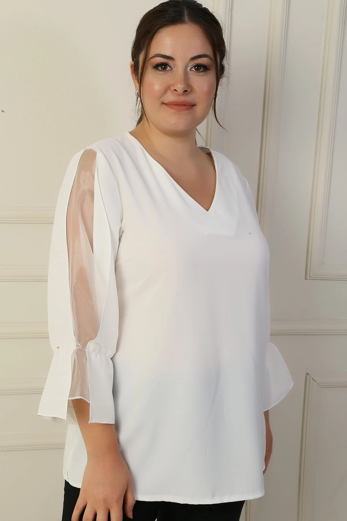 Image of Bluză BB din crep semi-organza cu decolteu în V