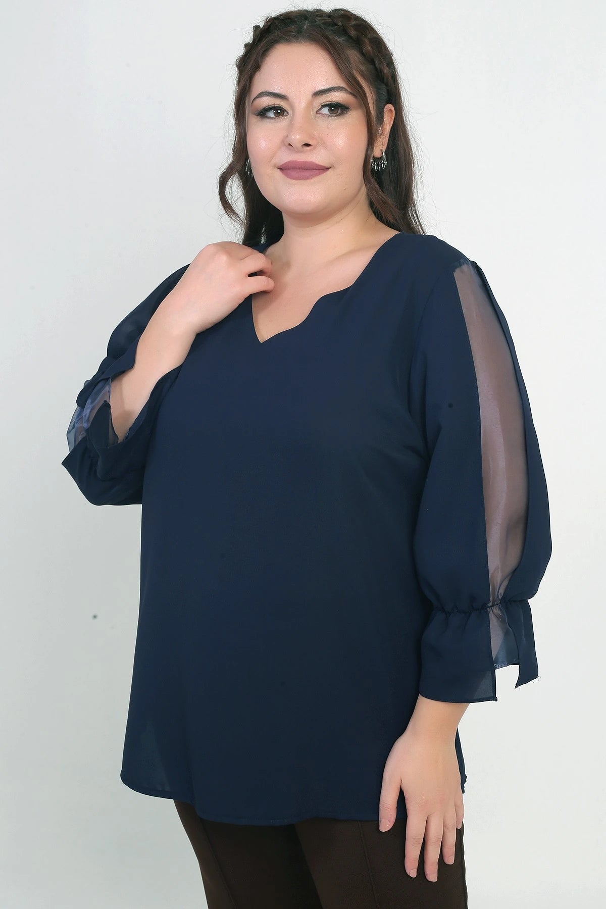 Image of Bluză BB din crep semi-organza cu decolteu în V