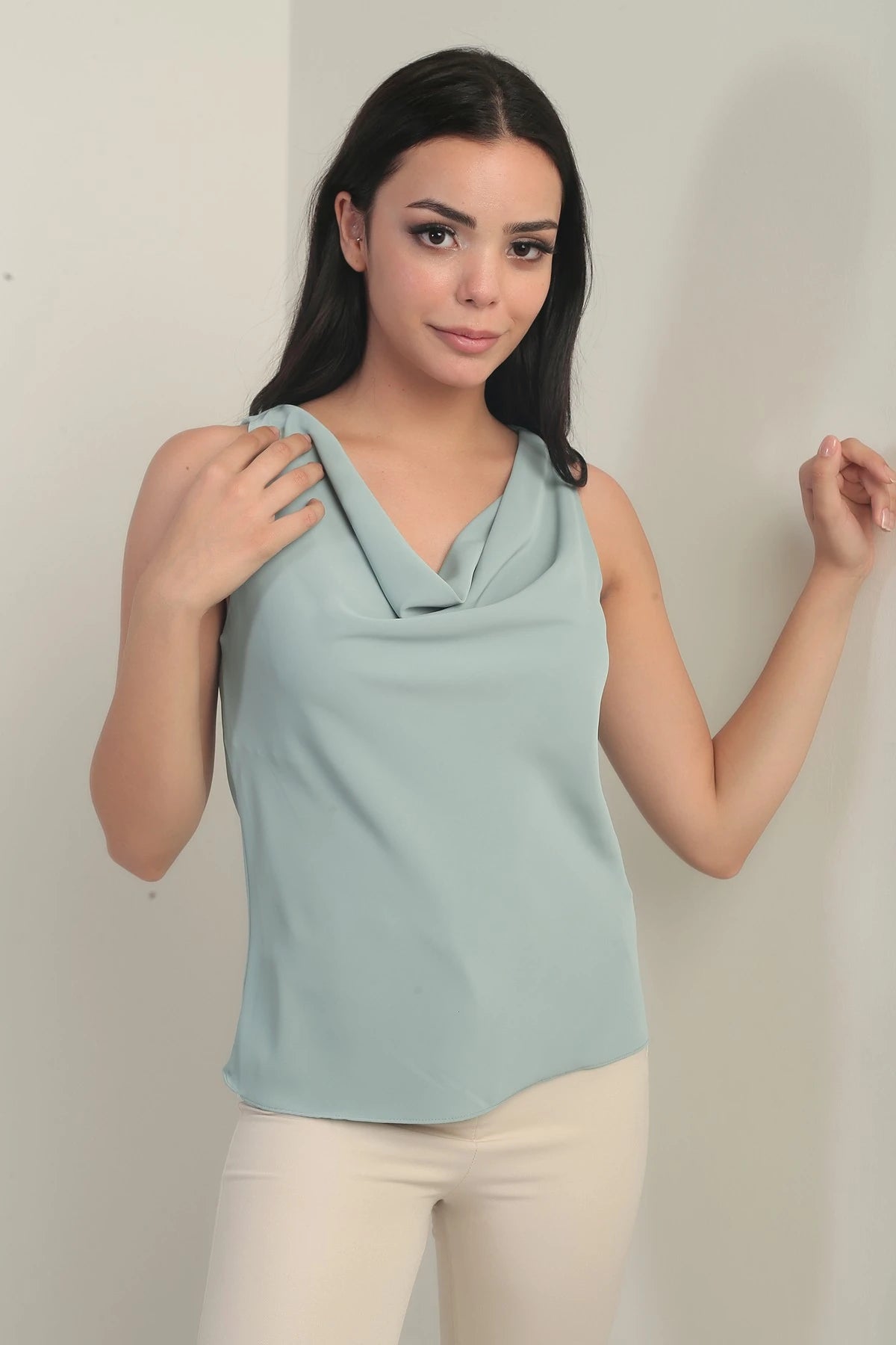 Image of Bluză de damă din satin crep, fără mâneci, cu decolteu în V