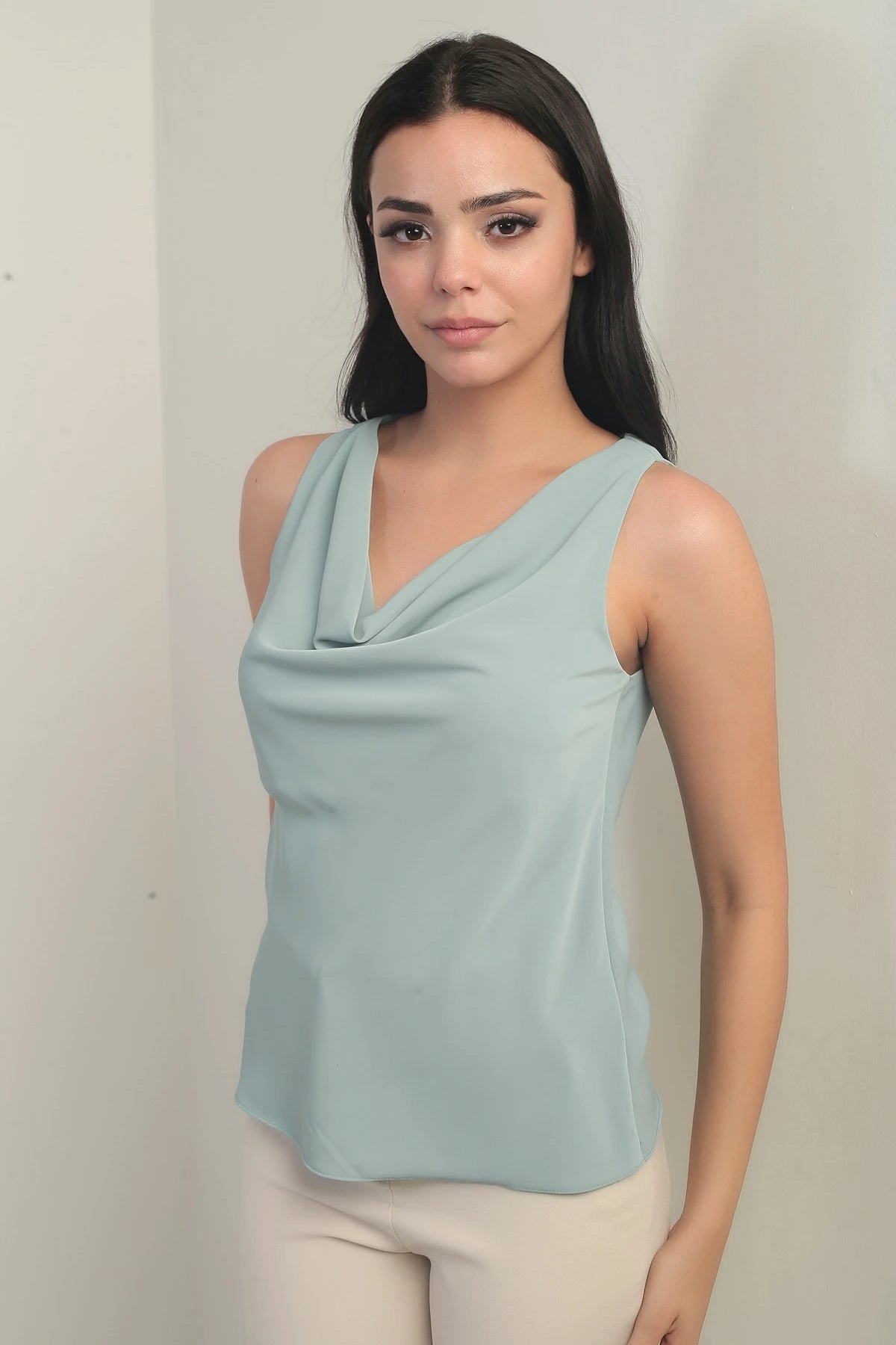 Image of Bluză de damă din satin crep, fără mâneci, cu decolteu în V