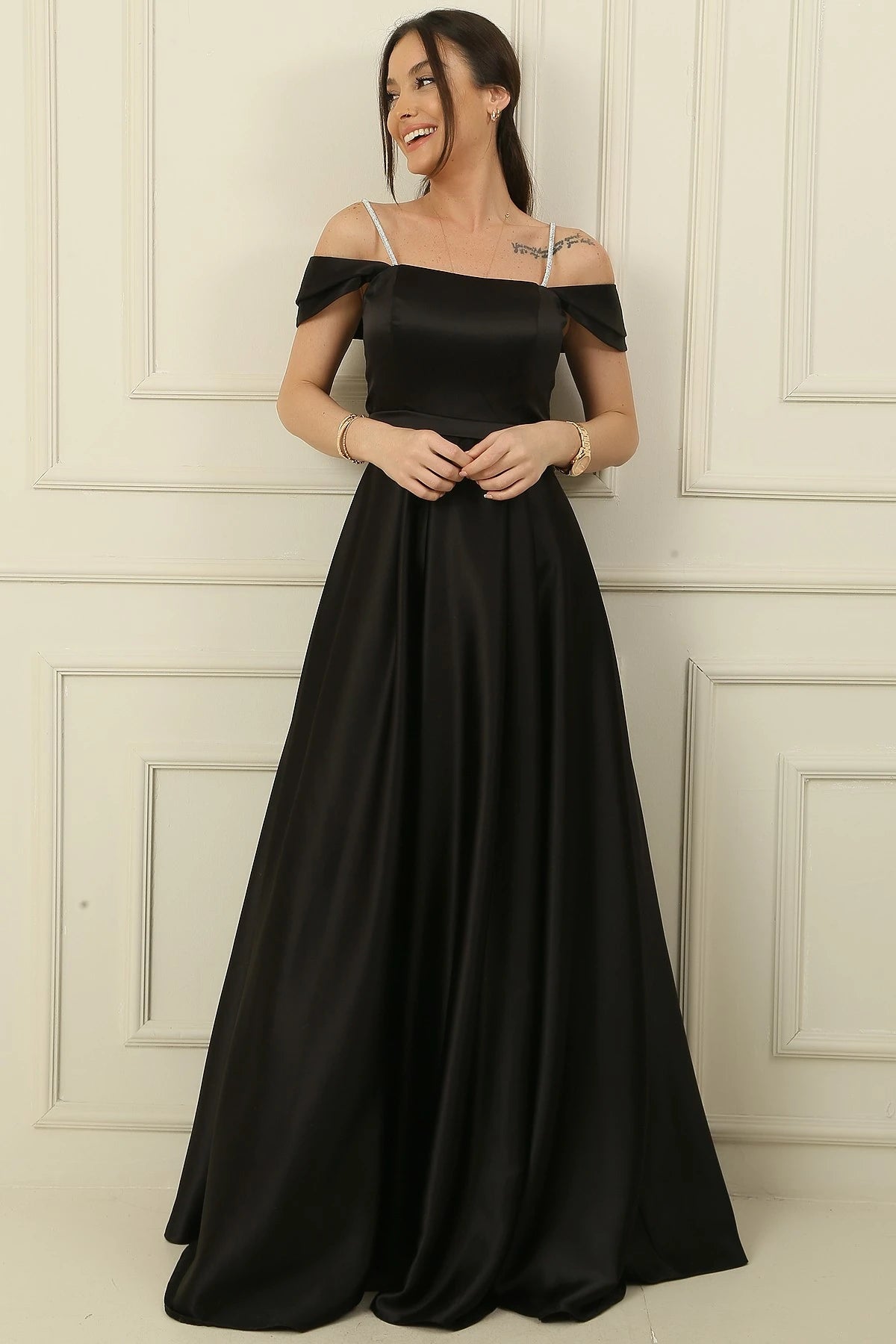 Image of Rochie lungă din satin, cu bretele, detalii cu pietre, decolteu pătrat și căptușită