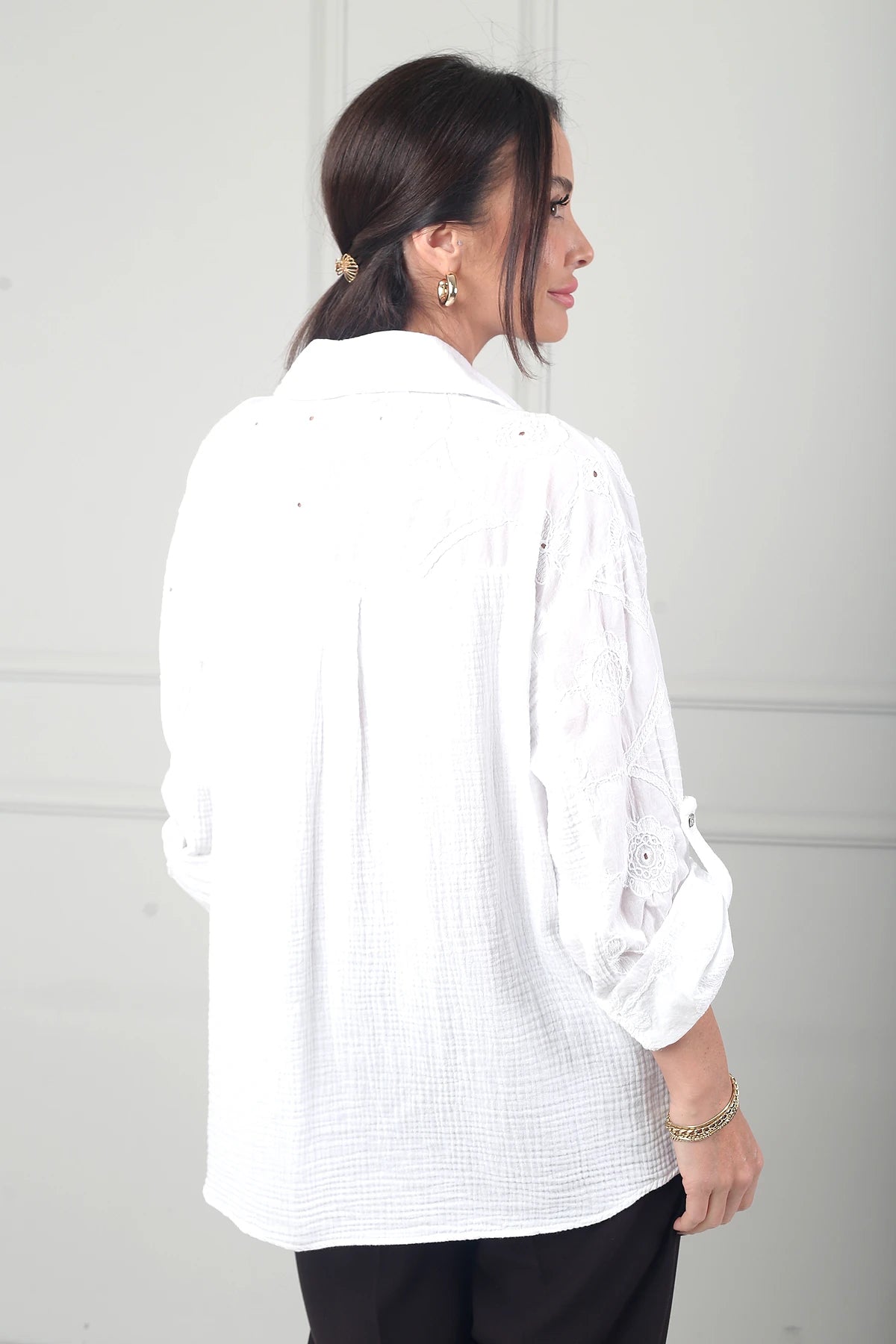 Image of Kadın İtalyan Tek Cepli Çiçek İşlemeli Cotton Gömlek