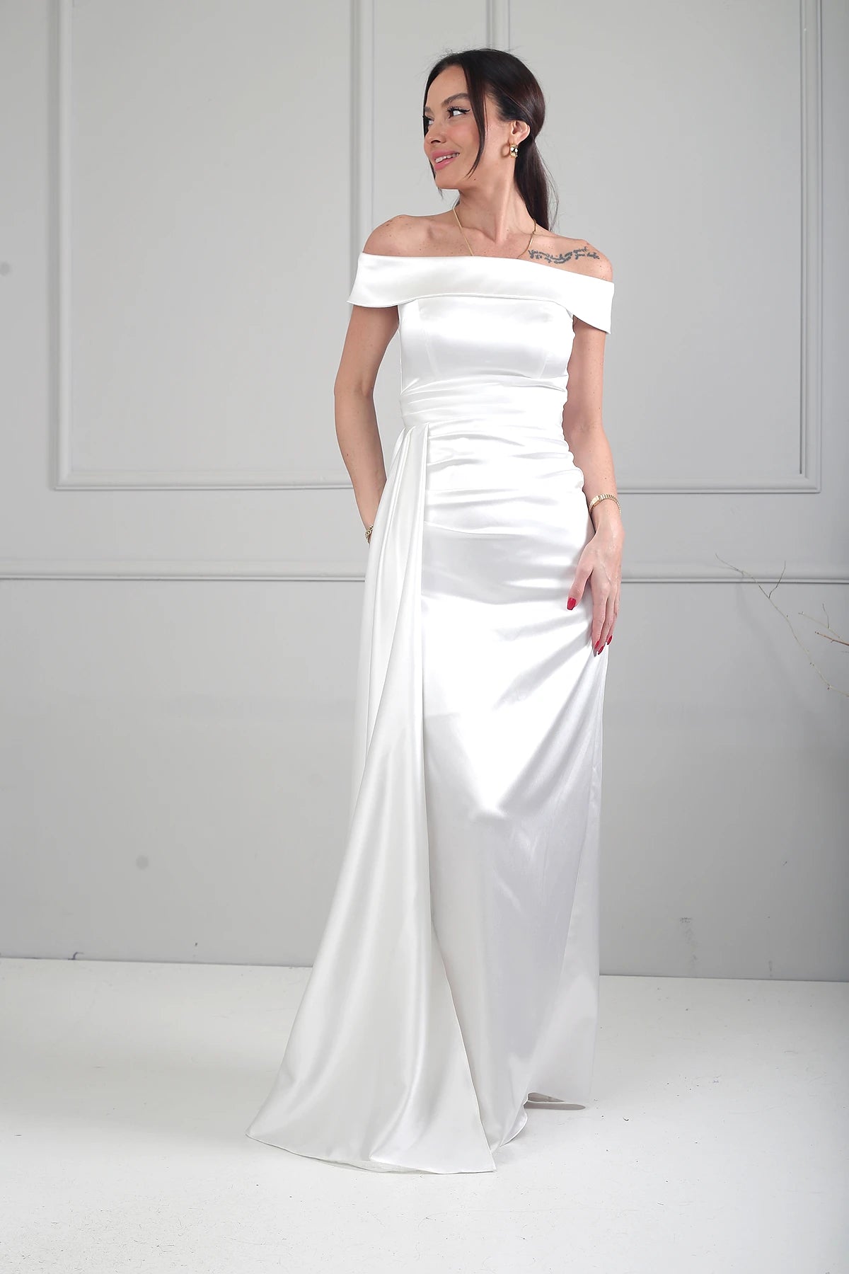 Image of Rochie lungă din satin cu decolteu Madonna și crăpătură pe o singură parte