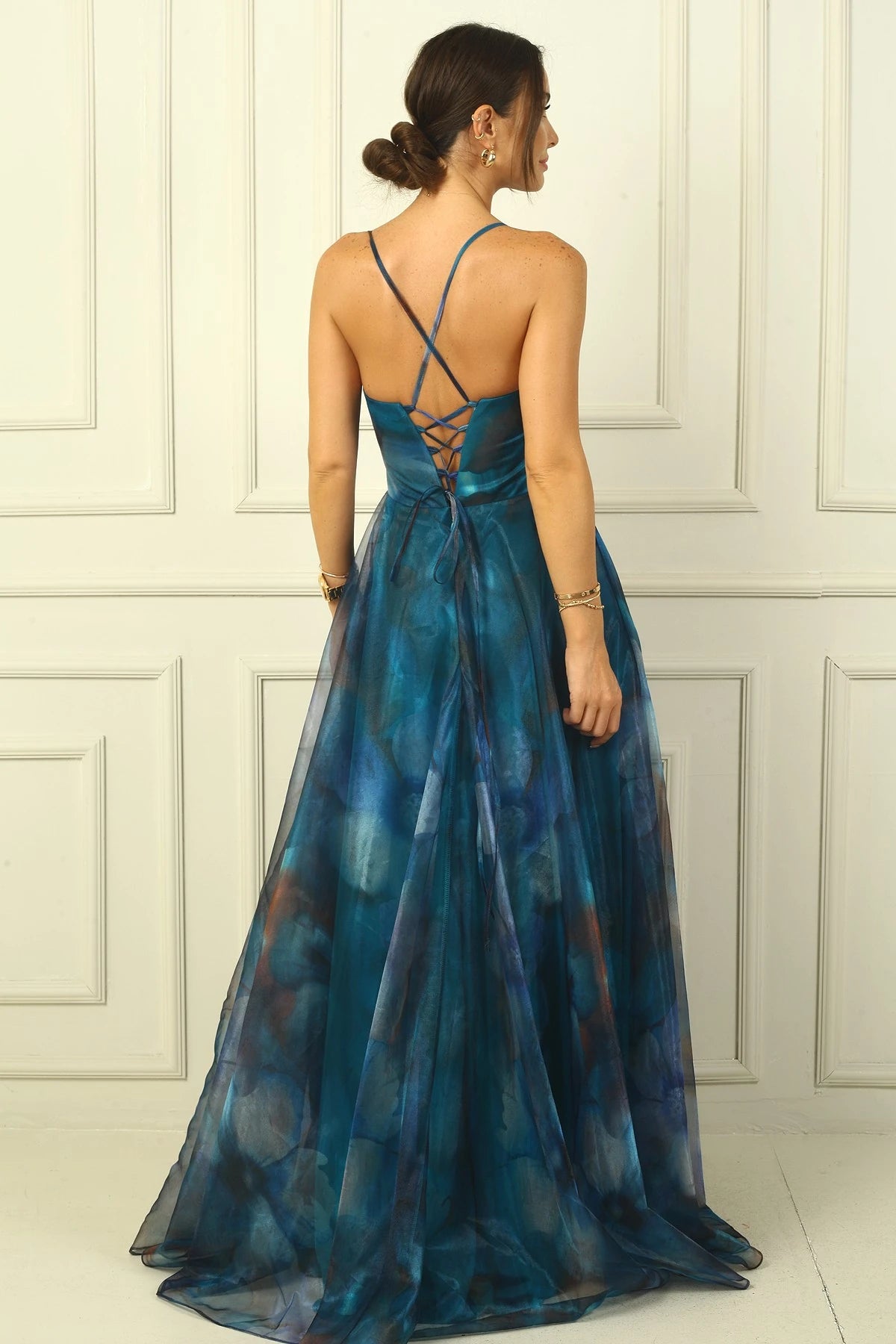 Image of Rochie lungă din organza, cu imprimeu floral și șireturi în față, cu bretele la spate