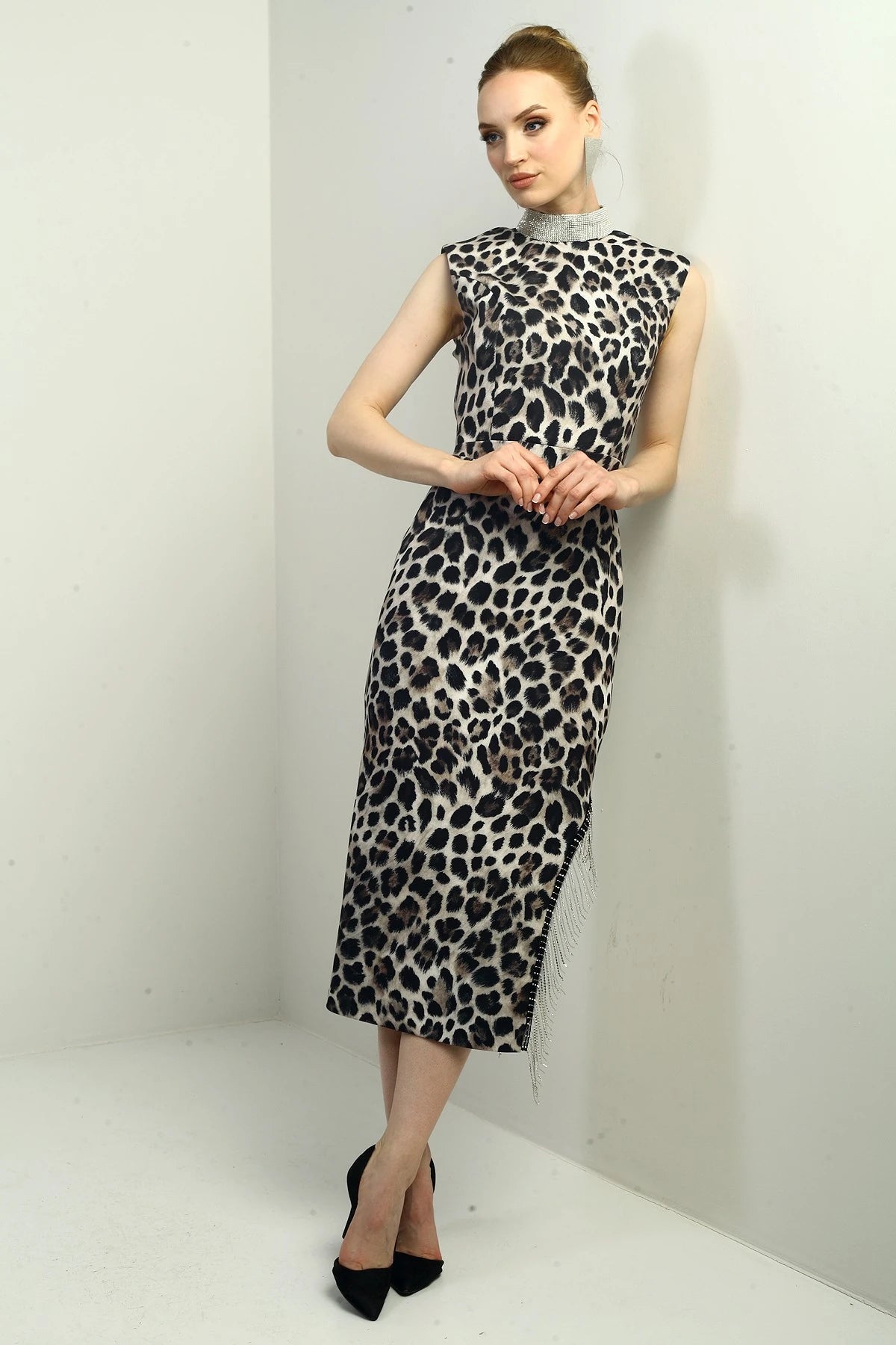 Image of Rochie midi din satin crepe cu imprimeu leopard, cu guler mandarin și crăpături laterale, cu curea în talie, cu guler decorativ și cu lanț