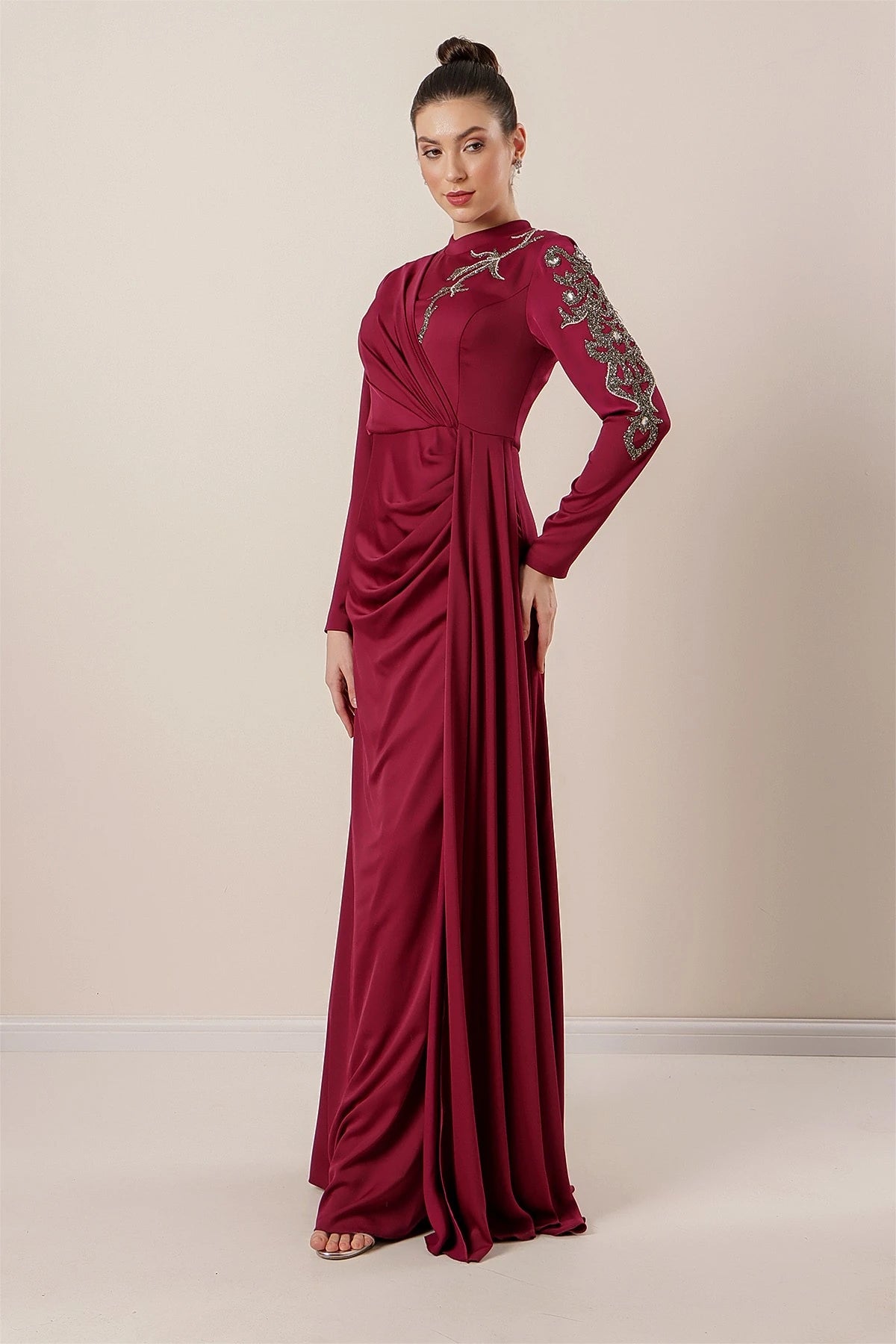 Image of Rochie hijab din crep satinat, cu imprimeu de pietre, cu încrețituri în față și căptușită